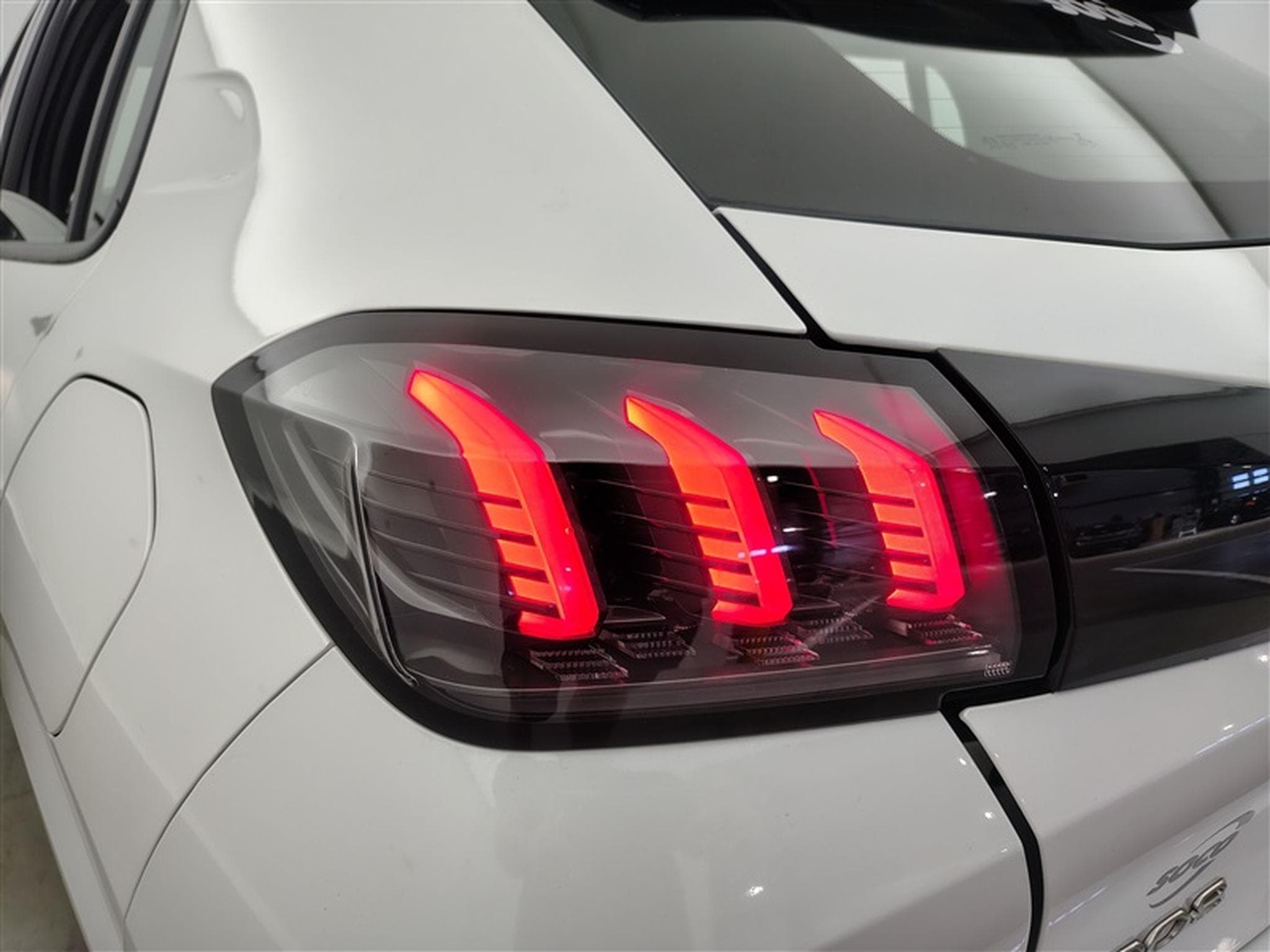 Peugeot 208 1.2i PureTech Allure CUIR/NAVI/PANO/LED/JA (2020) - Photo 16