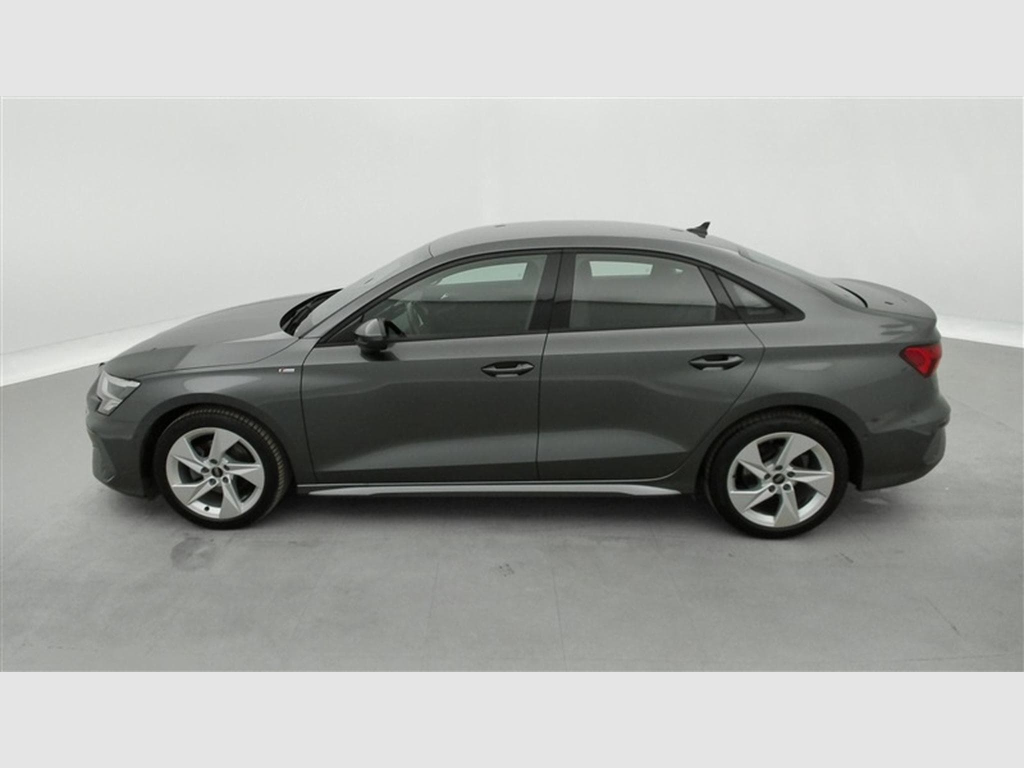 Audi A3 30 TFSI S-Line S tronic Cuir / Navi / Led / PDC av+ar (2024) - Photo 3