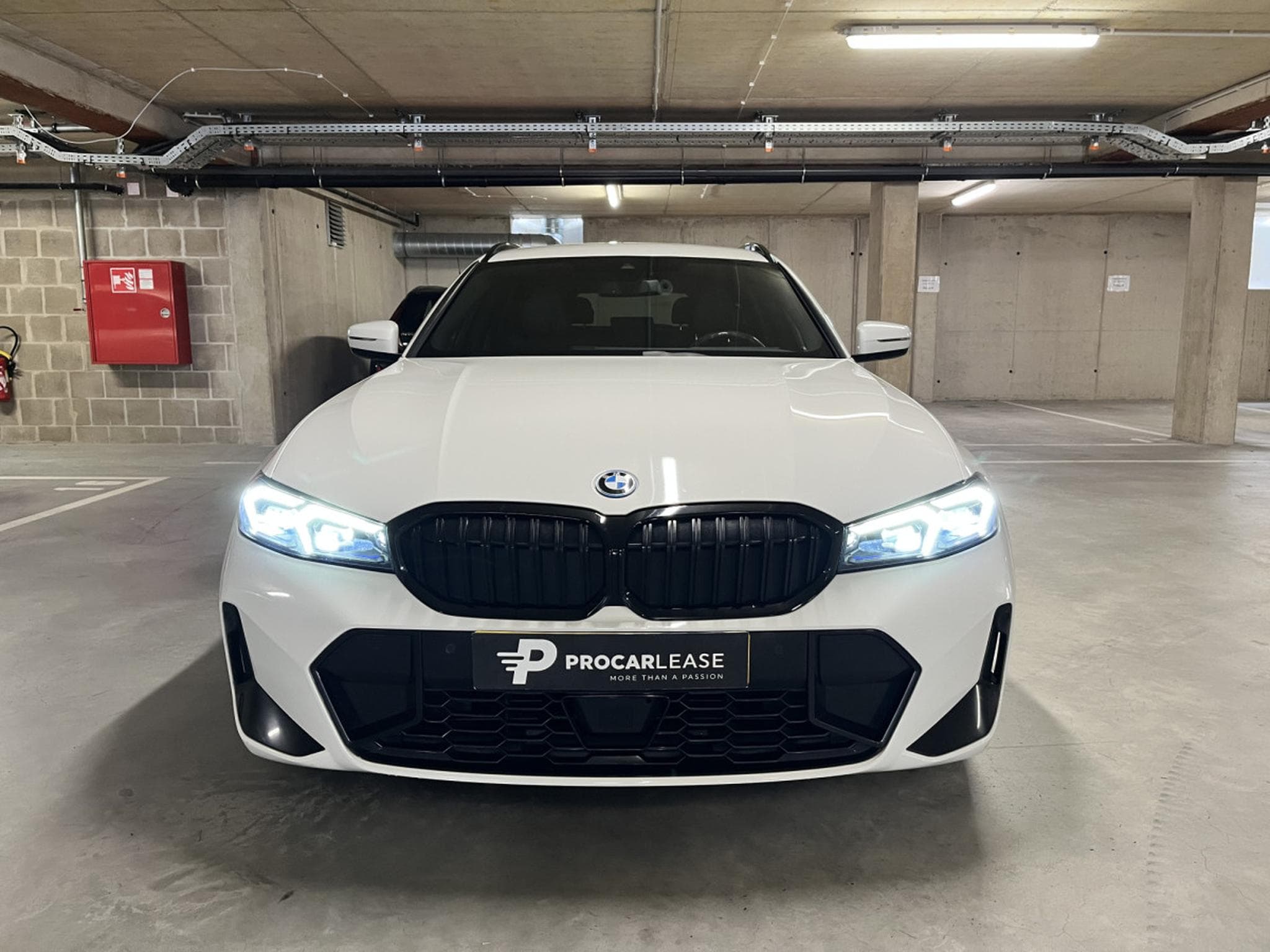 BMW 330 330e TOURING/ PACK M/ CARBON (2023) - Photo 2