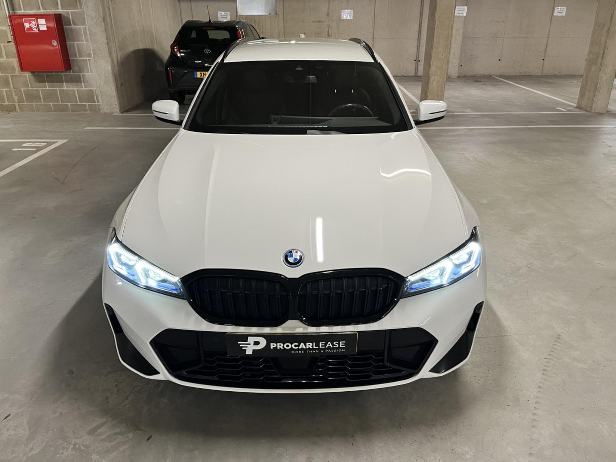 BMW 330 330e TOURING/ PACK M/ CARBON (2023) - Photo 3