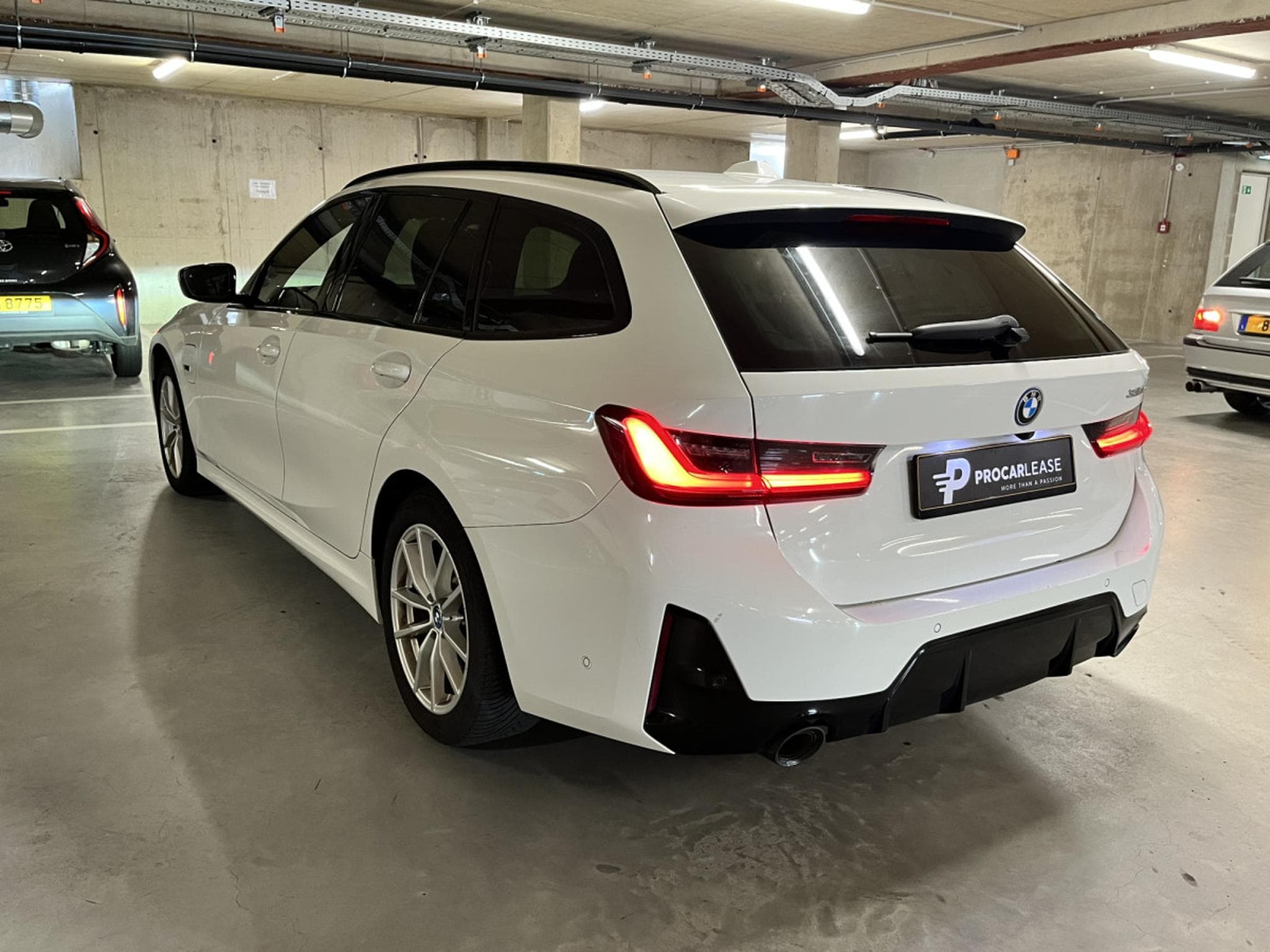 BMW 330 330e TOURING/ PACK M/ CARBON (2023) - Photo 16