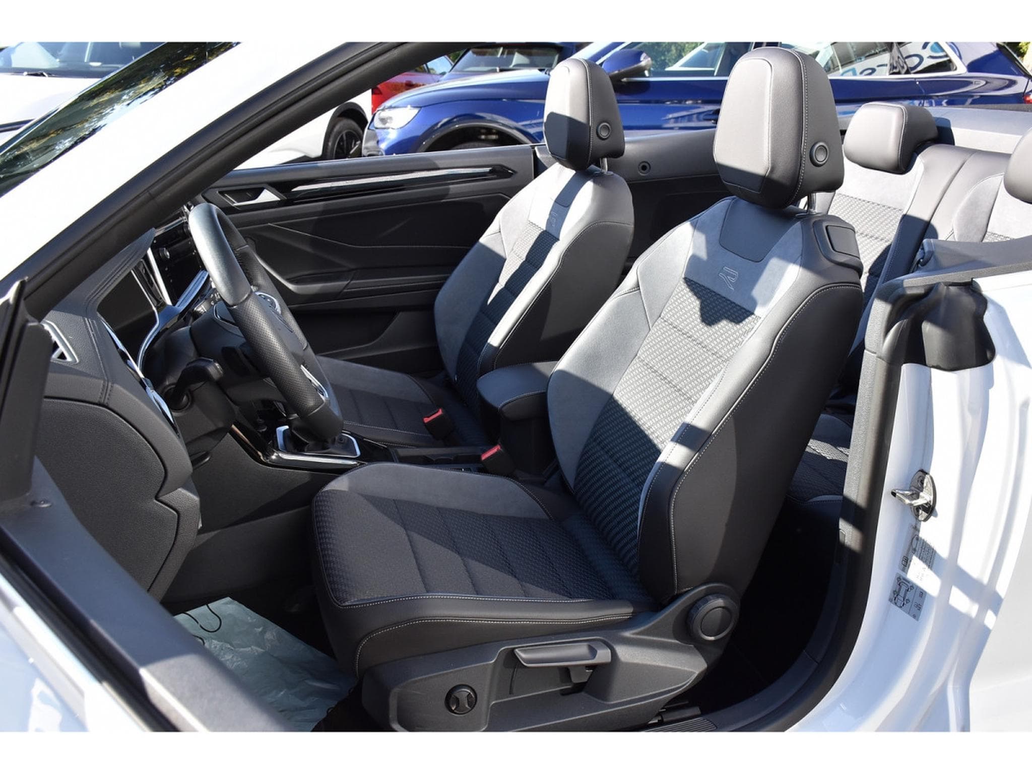 VW T-Roc Cabrio 1.5 TSI R-Line DSG ACC LANE PARK CAM 1° MAIN (2026) - Photo 8