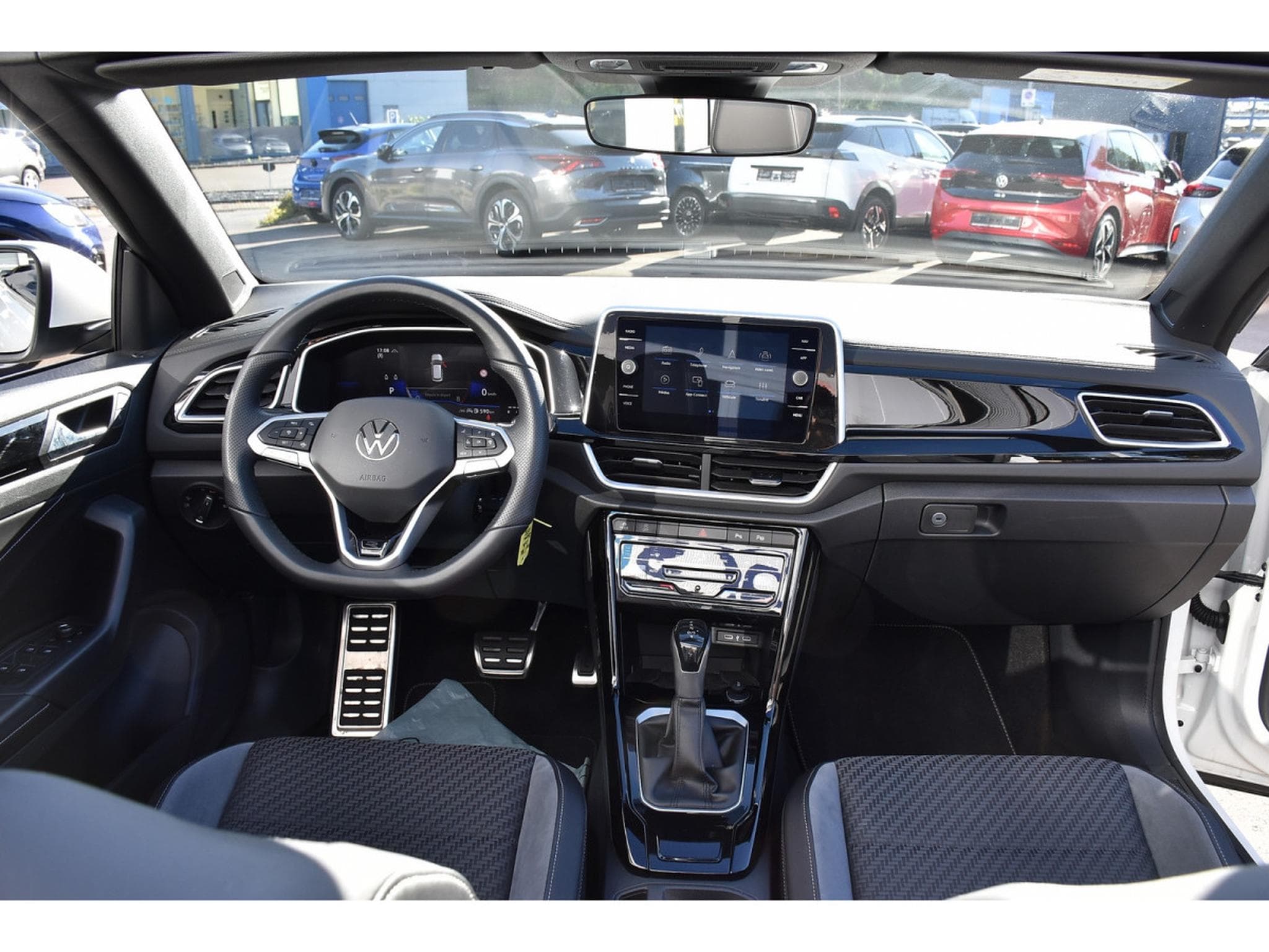 VW T-Roc Cabrio 1.5 TSI R-Line DSG ACC LANE PARK CAM 1° MAIN (2026) - Photo 11