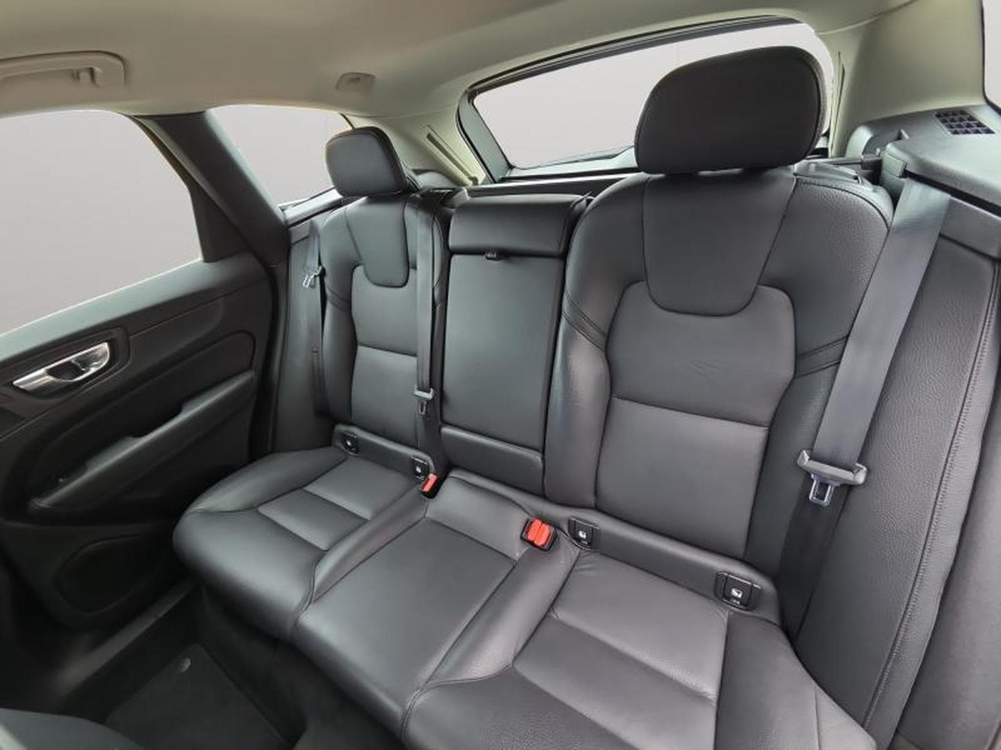 Volvo XC60 B4 AWD Core / Diesel (2022) - Photo 13