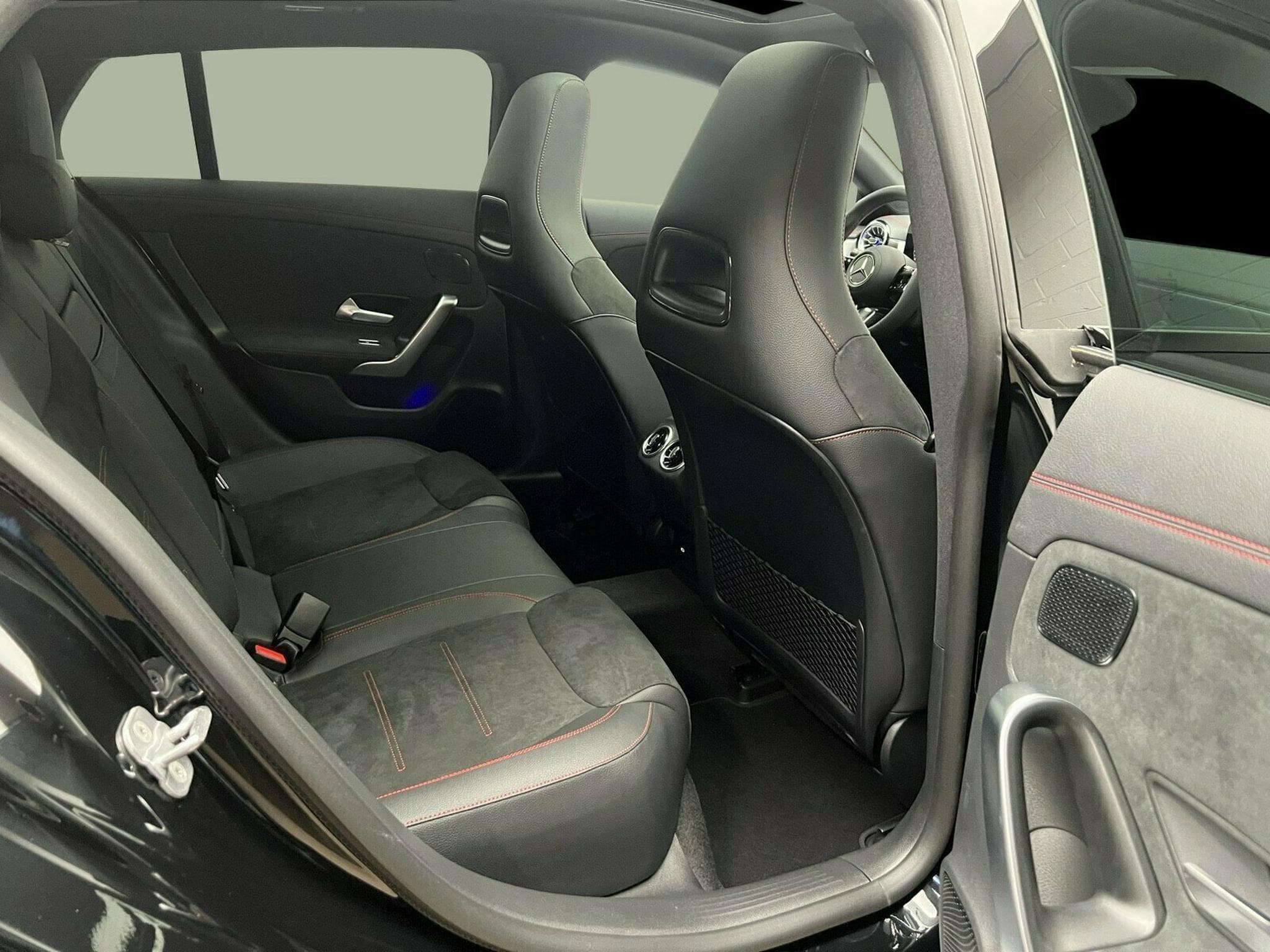 Mercedes CLA 180 AMG-Line Premium Plus (2025) - Photo 9