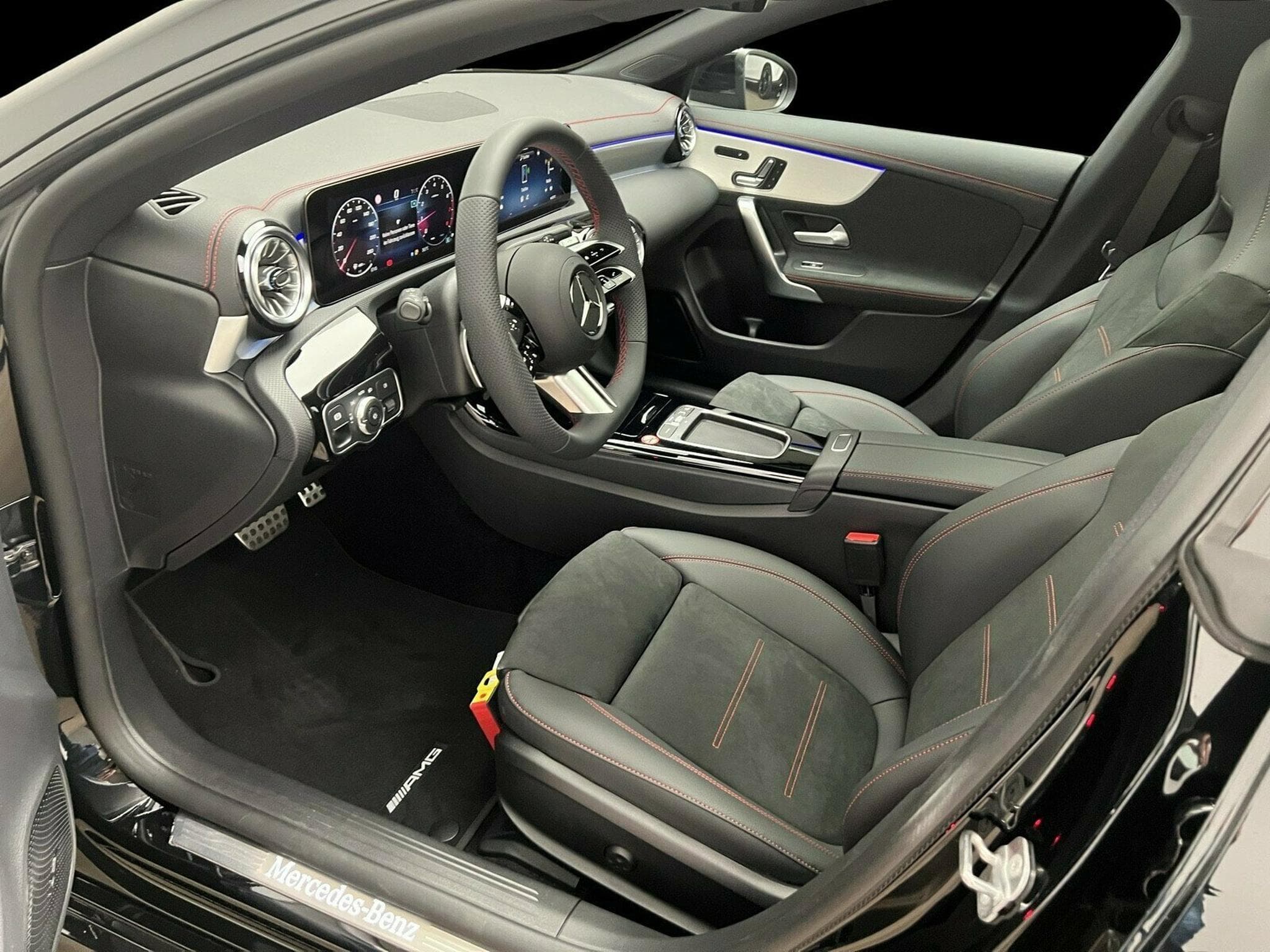 Mercedes CLA 180 AMG-Line Premium Plus (2025) - Photo 8