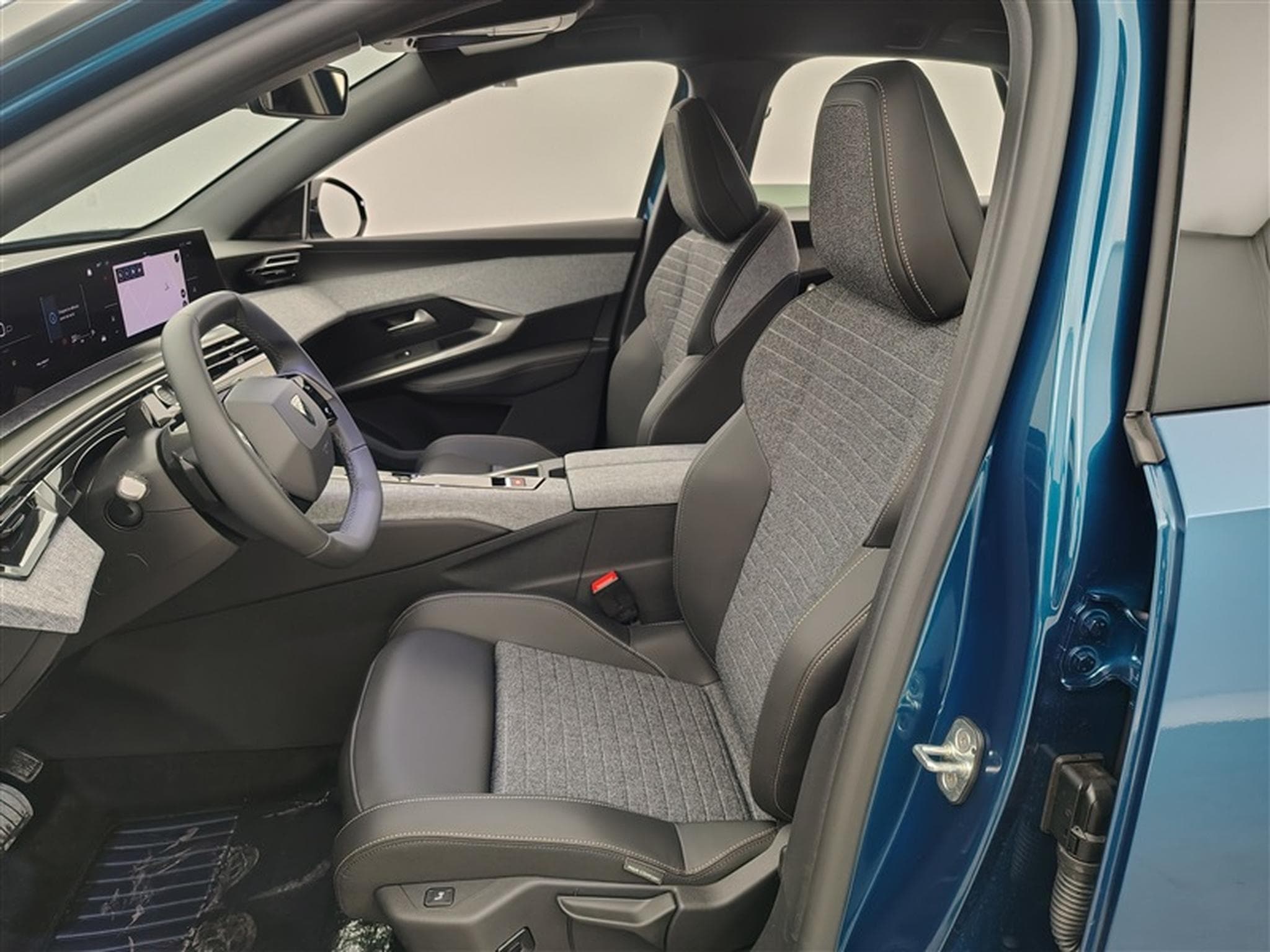 Peugeot 3008 1.2 HYBRID 136cv e-DSC6 Allure Pack NAVI / FULL LED / CAMERA (2026) - Photo 7