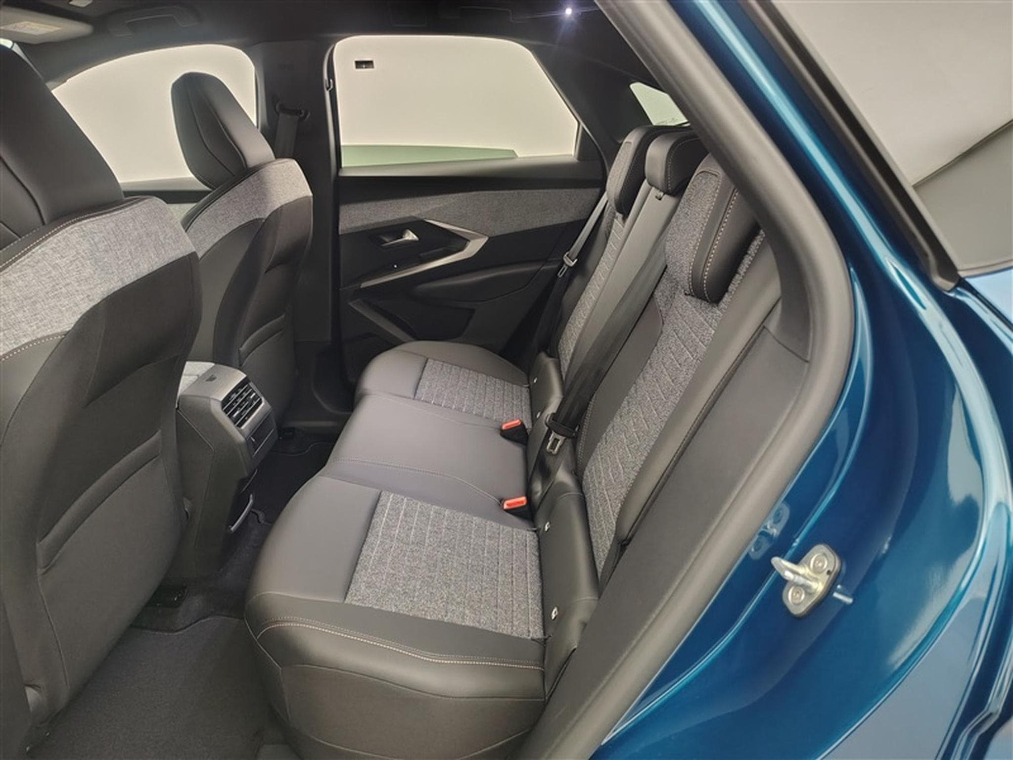Peugeot 3008 1.2 HYBRID 136cv e-DSC6 Allure Pack NAVI / FULL LED / CAMERA (2026) - Photo 13