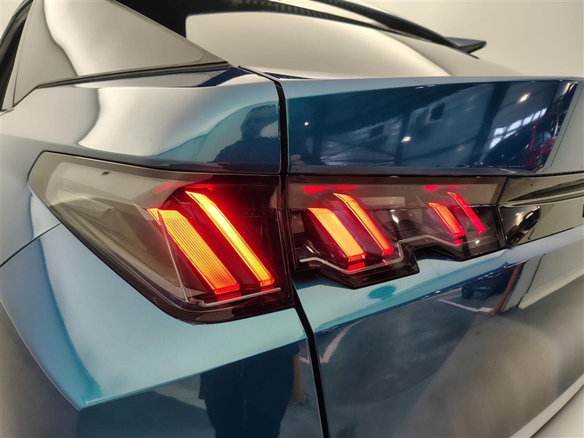 Peugeot 3008 1.2 HYBRID 136cv e-DSC6 Allure Pack NAVI / FULL LED / CAMERA (2026) - Photo 16