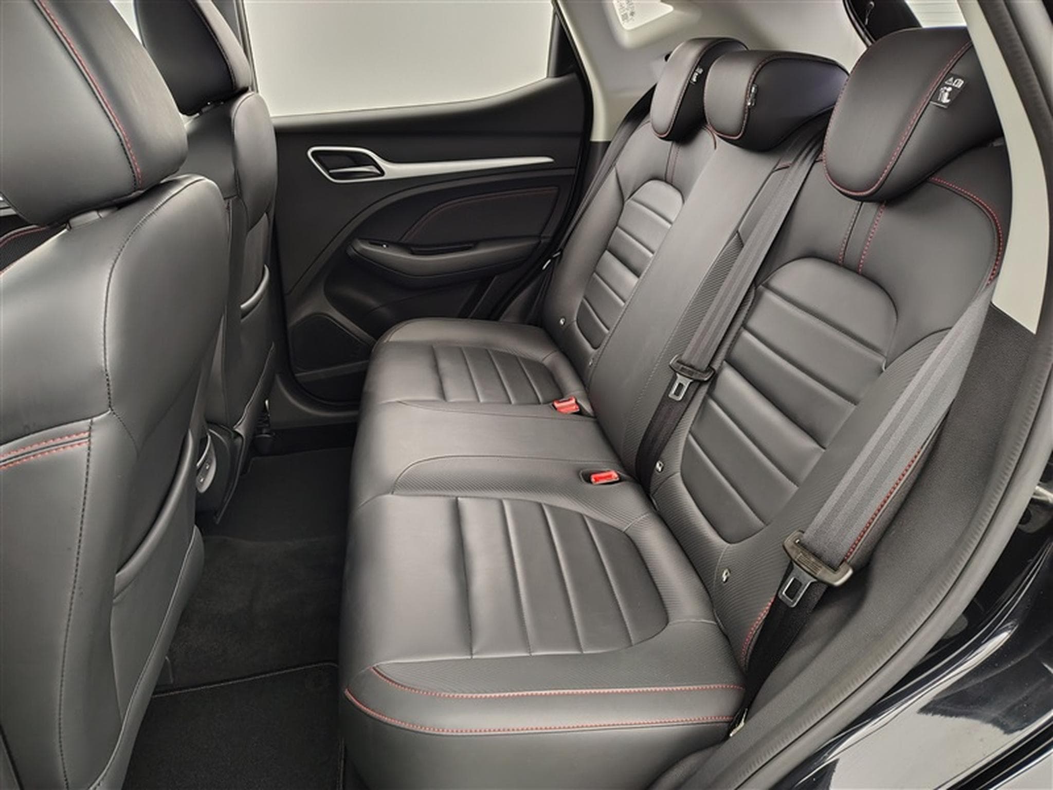 MG ZS 1.0 T-GDi Luxury AT (2023) - Photo 13