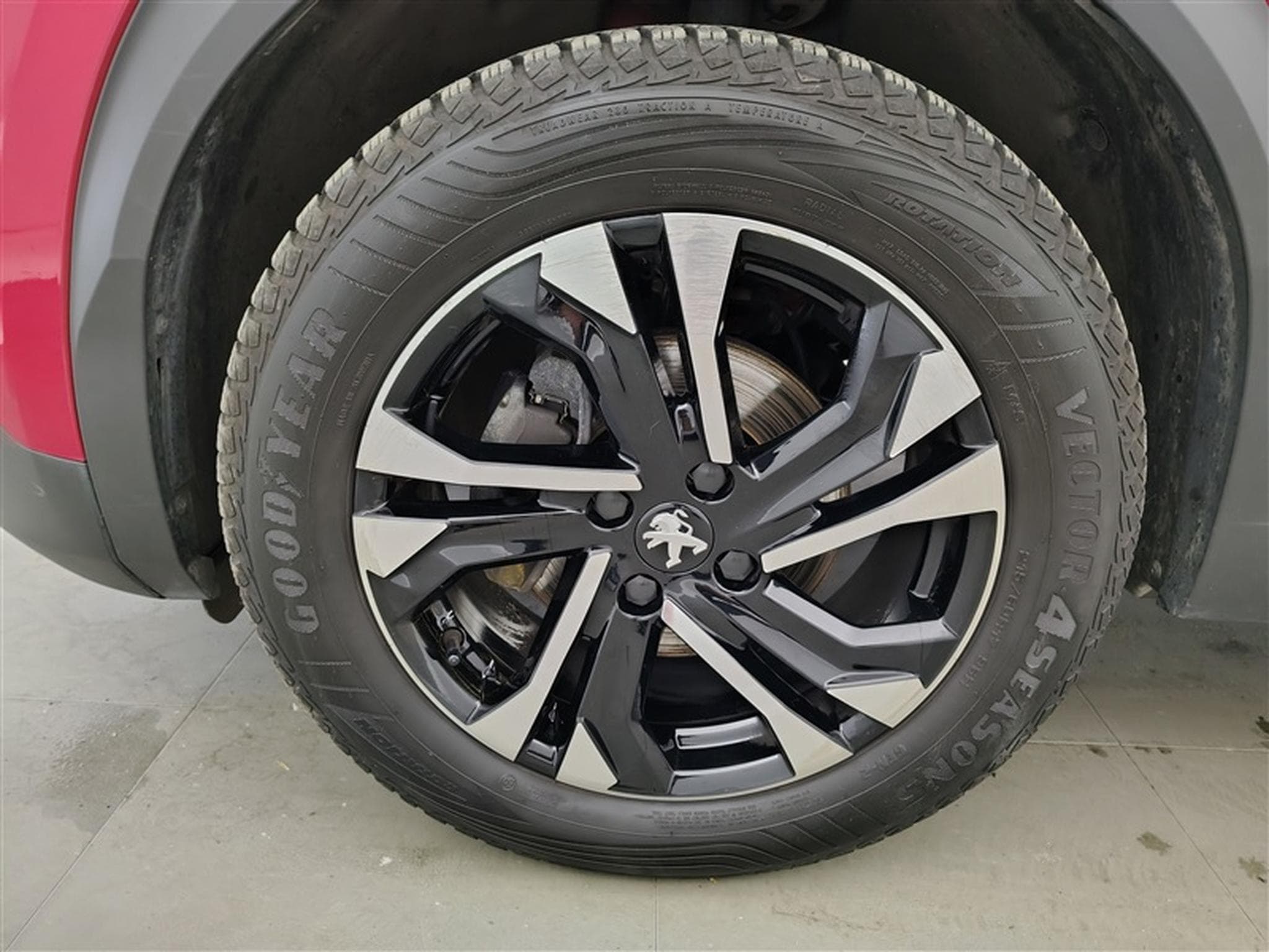 Peugeot 2008 1.2 PureTech Allure S&S (2023) - Photo 6