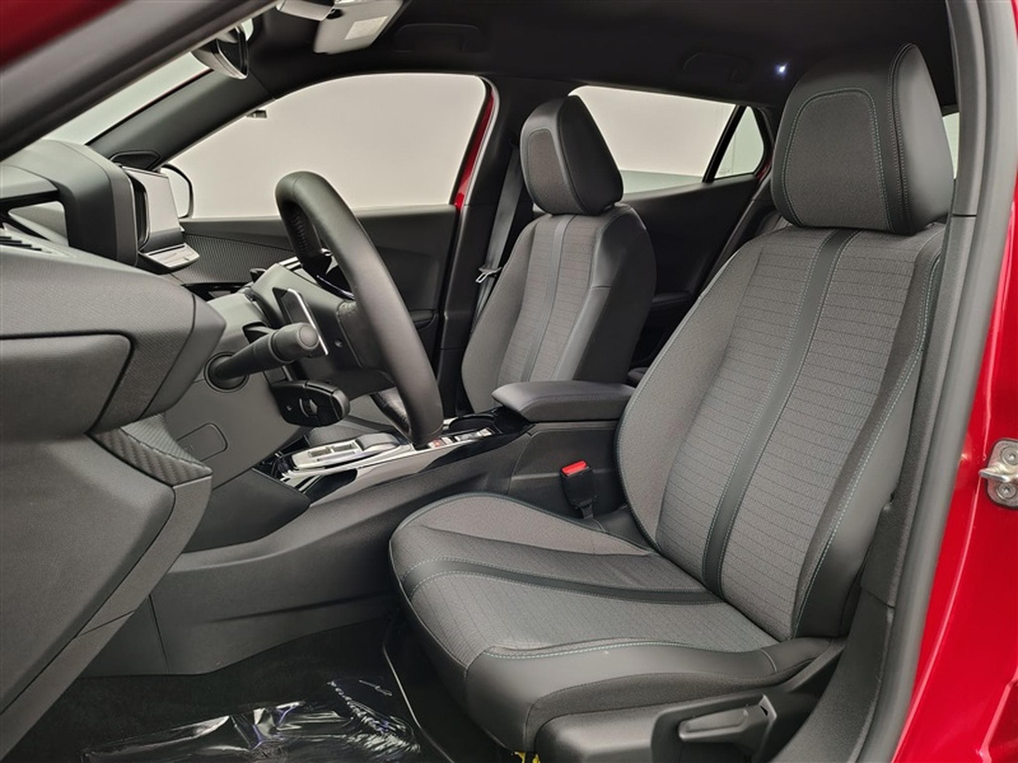 Peugeot 2008 1.2 PureTech Allure S&S (2023) - Photo 7