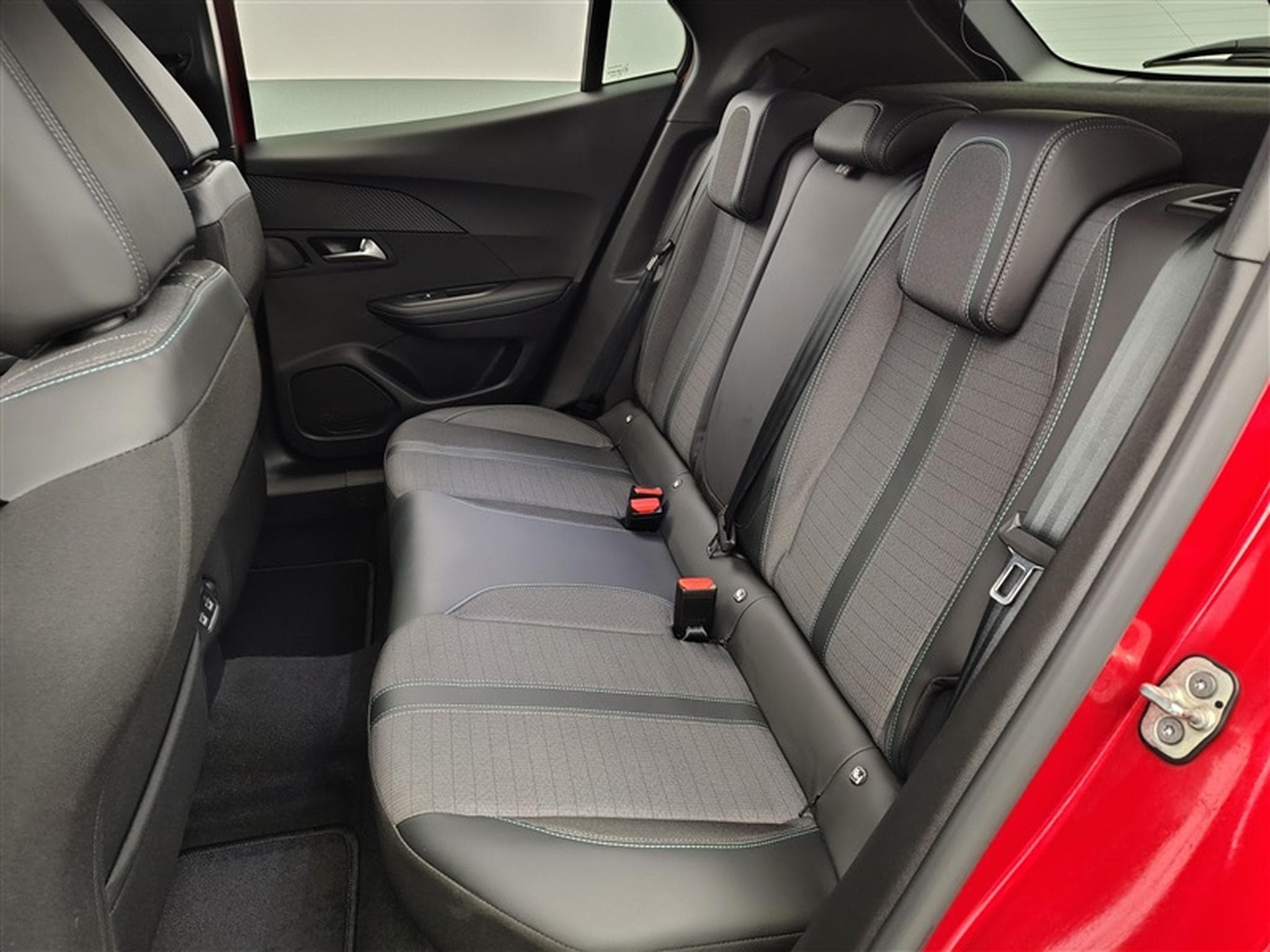 Peugeot 2008 1.2 PureTech Allure S&S (2023) - Photo 13