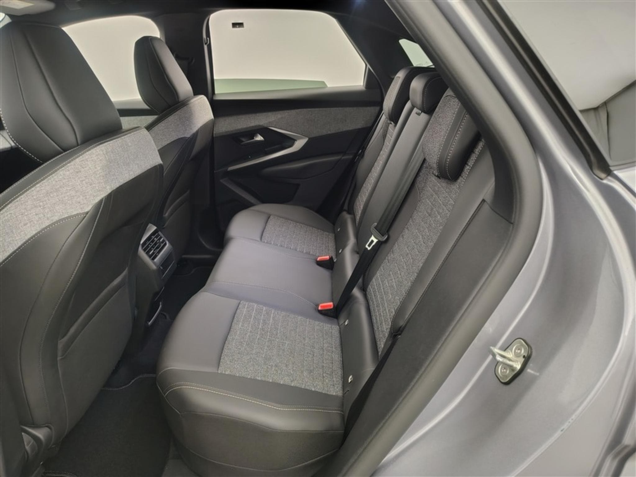 Peugeot 3008 1.2 HYBRID 145cv e-DSC6 Allure S-CUIR / NAVI / CAMERA (2025) - Photo 13