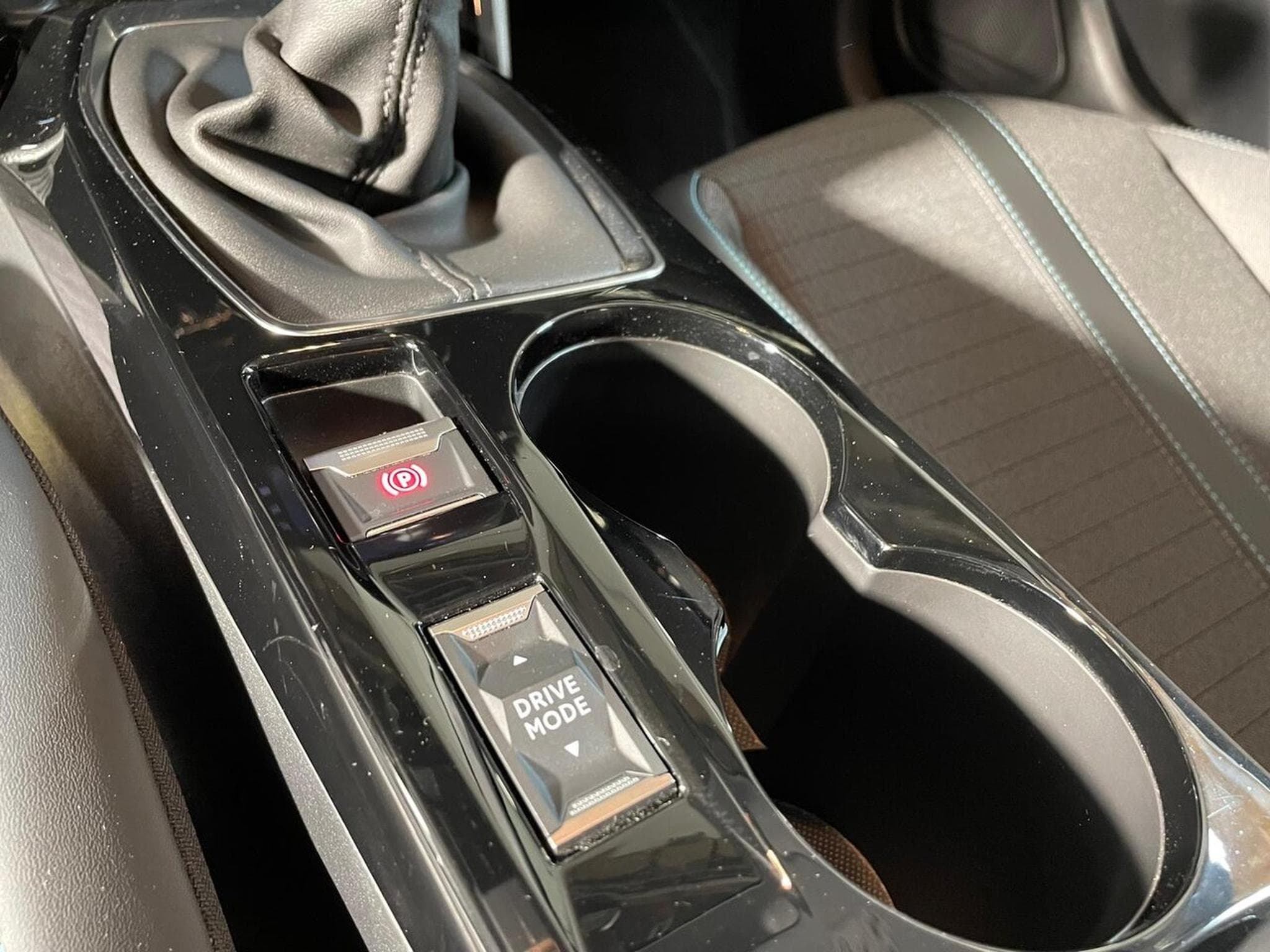 Peugeot 208 1.5 BLUEHDI 100 ALLURE GPS (2022) - Photo 6