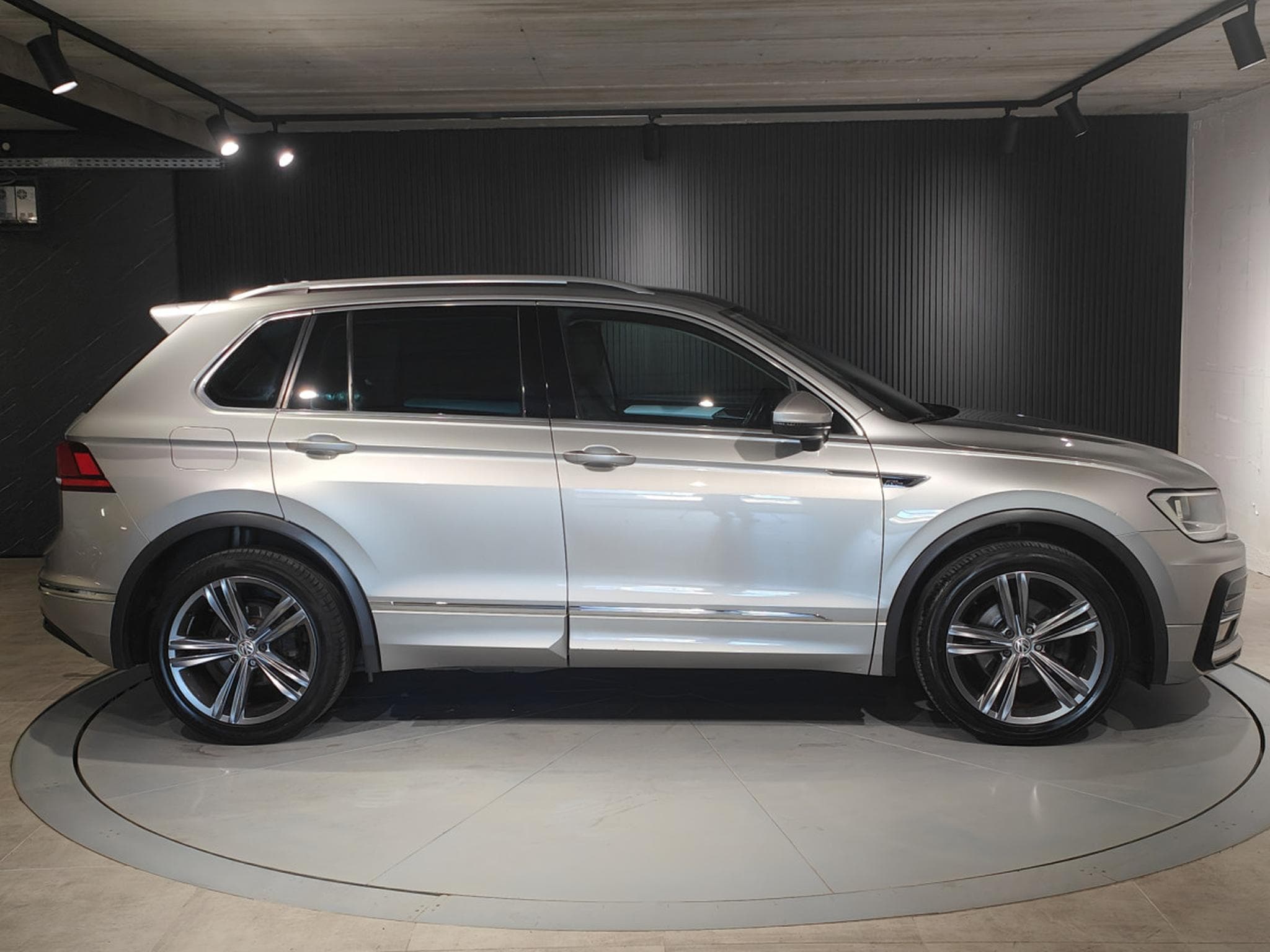 VW Tiguan 1.4 TFSI R-LINE DSG CARPLAY BLUETOOTH GPS (2017) - Foto 2