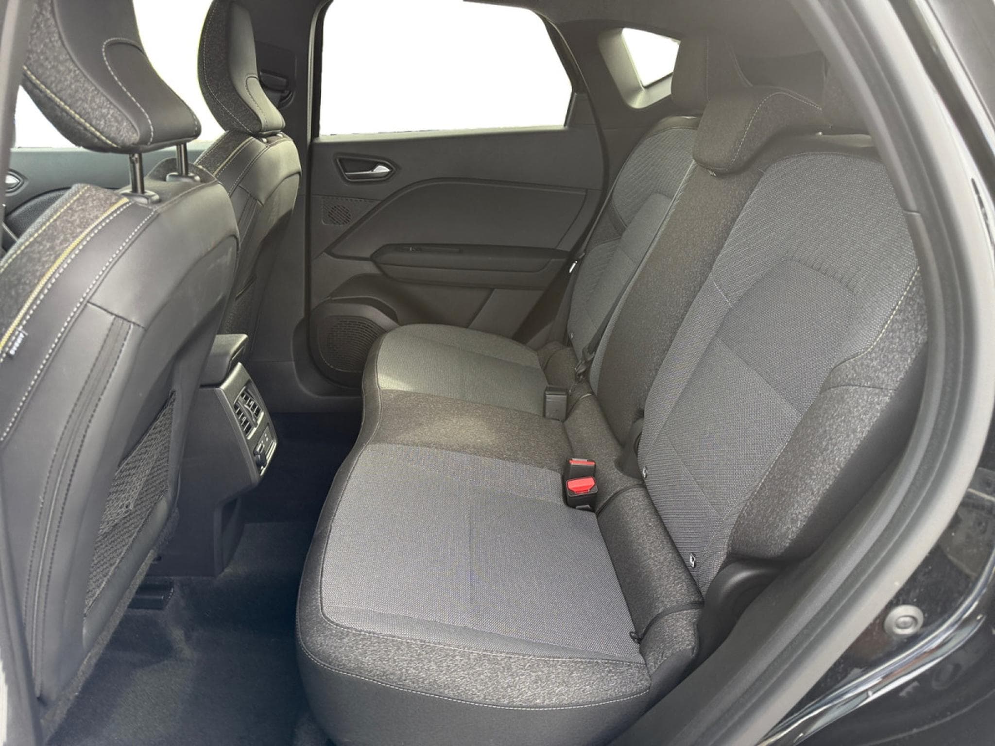 Renault Captur 1.3 TCe MHEV Techno 160 EDC (2025) - Photo 7