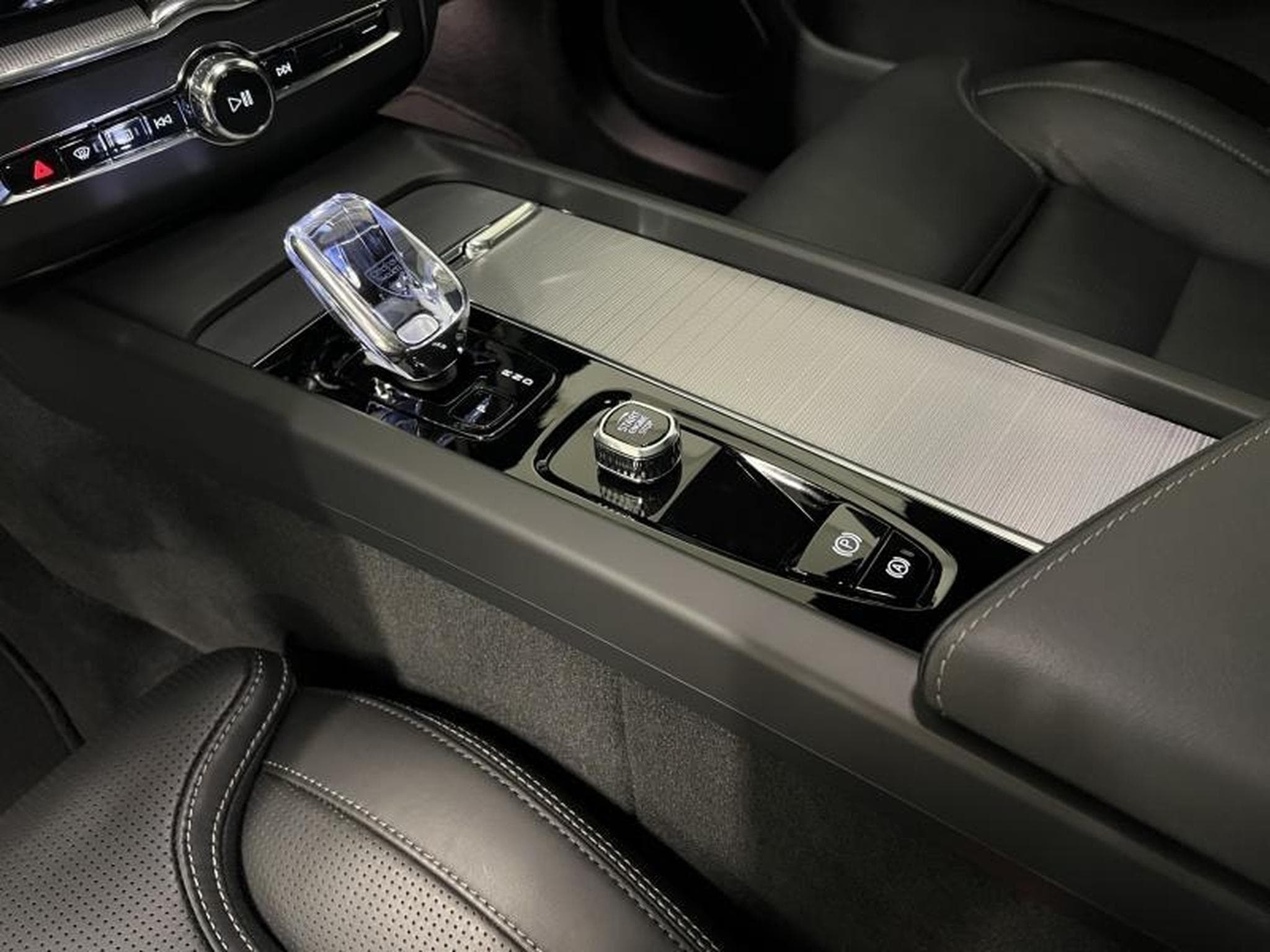 Volvo XC60 Black-Edition Ultra (2025) - Photo 8