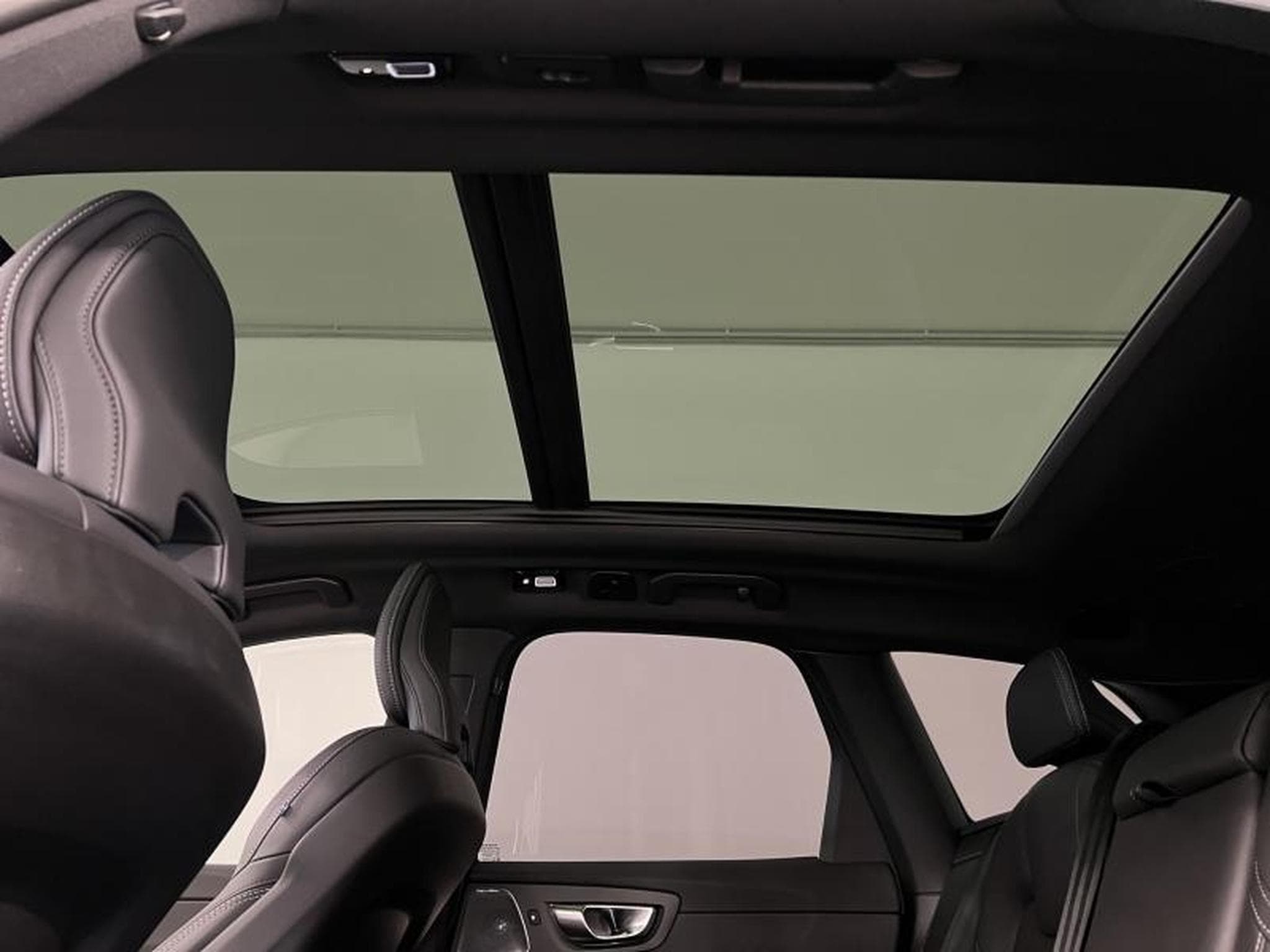 Volvo XC60 Black-Edition Ultra (2025) - Photo 13