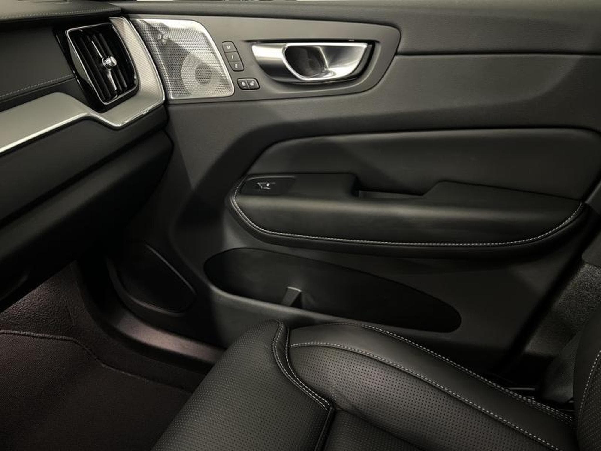 Volvo XC60 Black-Edition Ultra (2025) - Photo 14