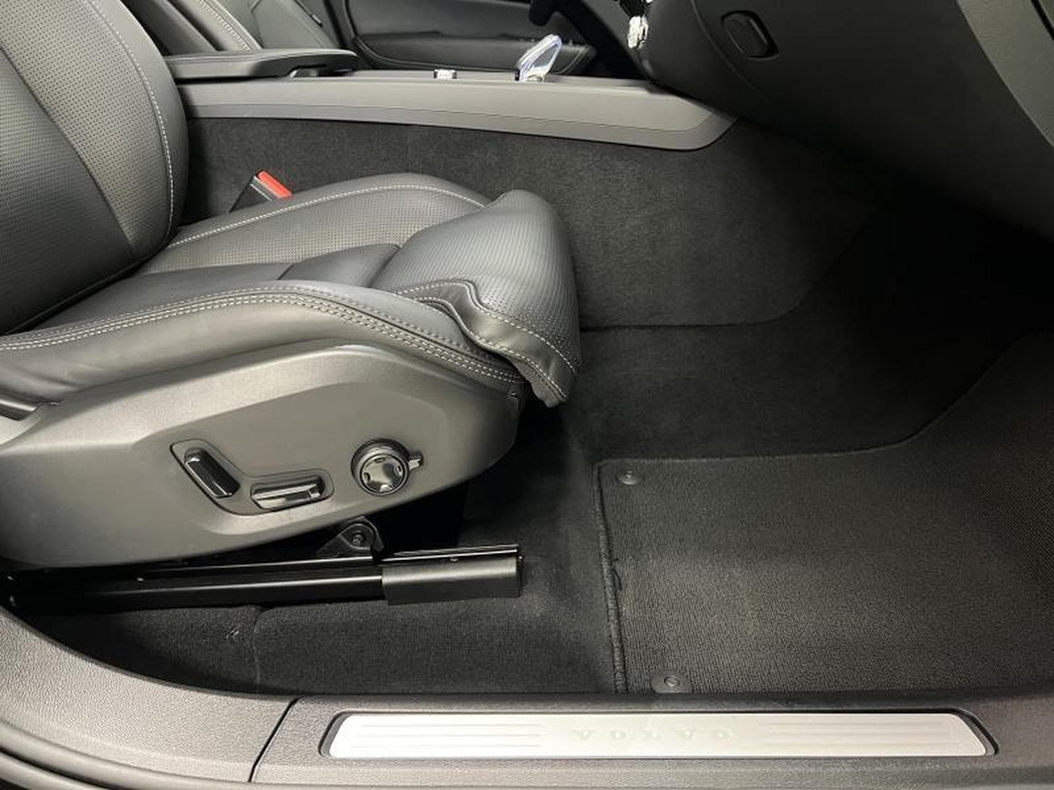 Volvo XC60 Black-Edition Ultra (2025) - Photo 16