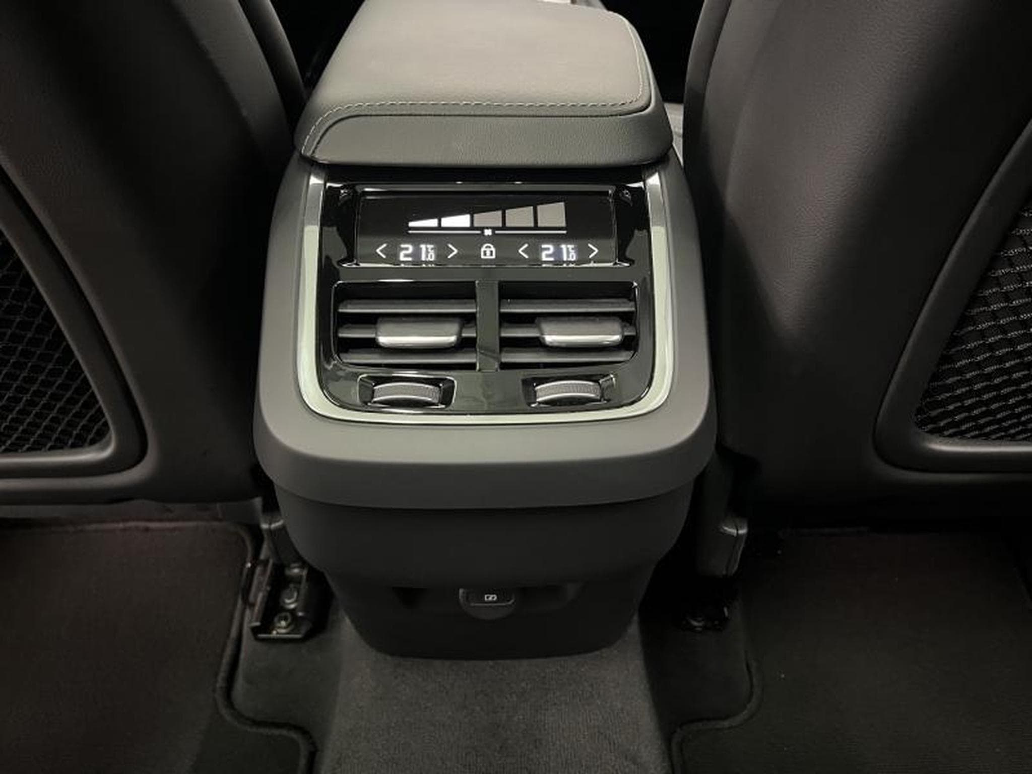 Volvo XC60 Black-Edition Ultra (2025) - Photo 20