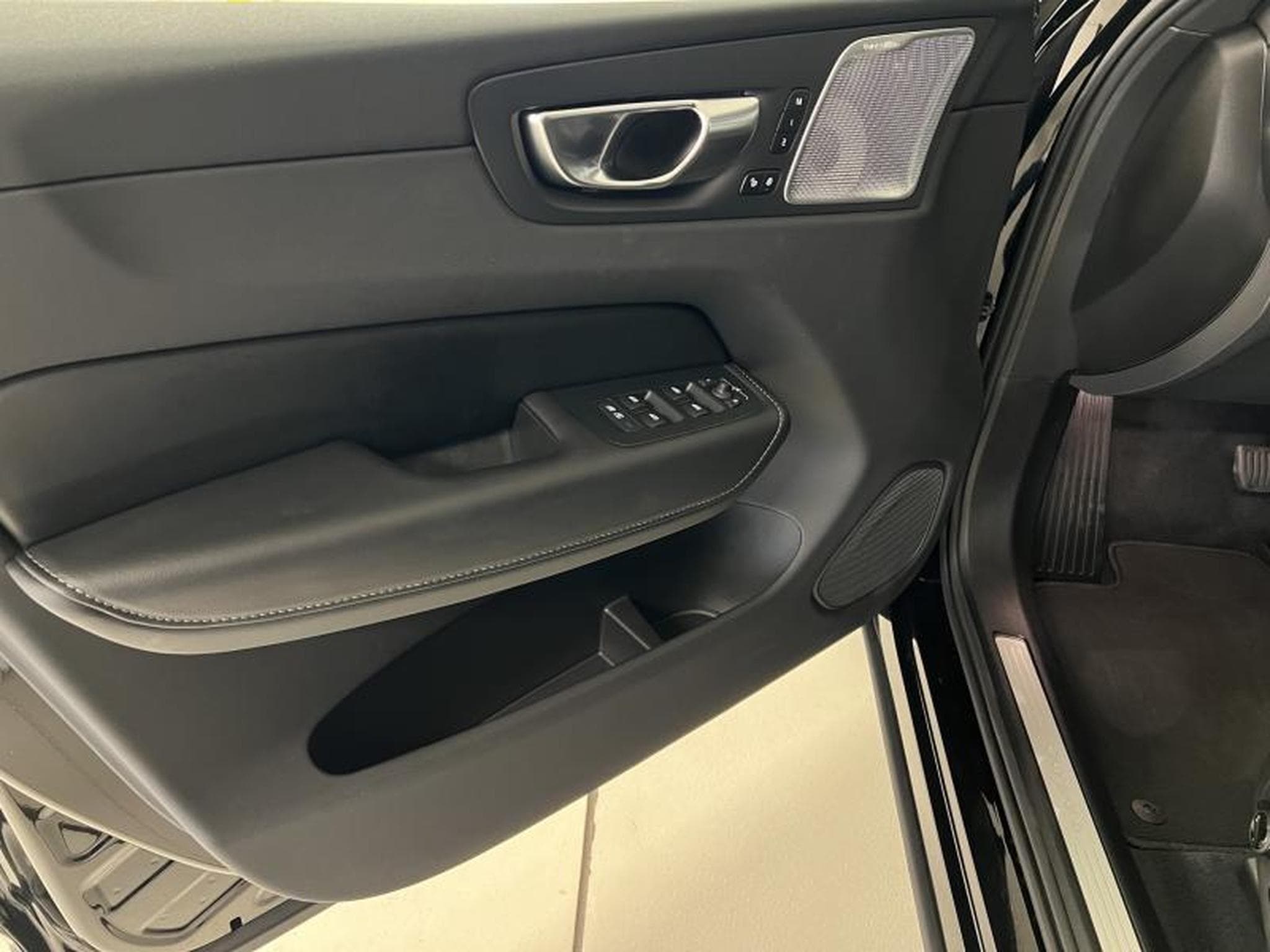 Volvo XC60 Black-Edition Ultra (2025) - Photo 18
