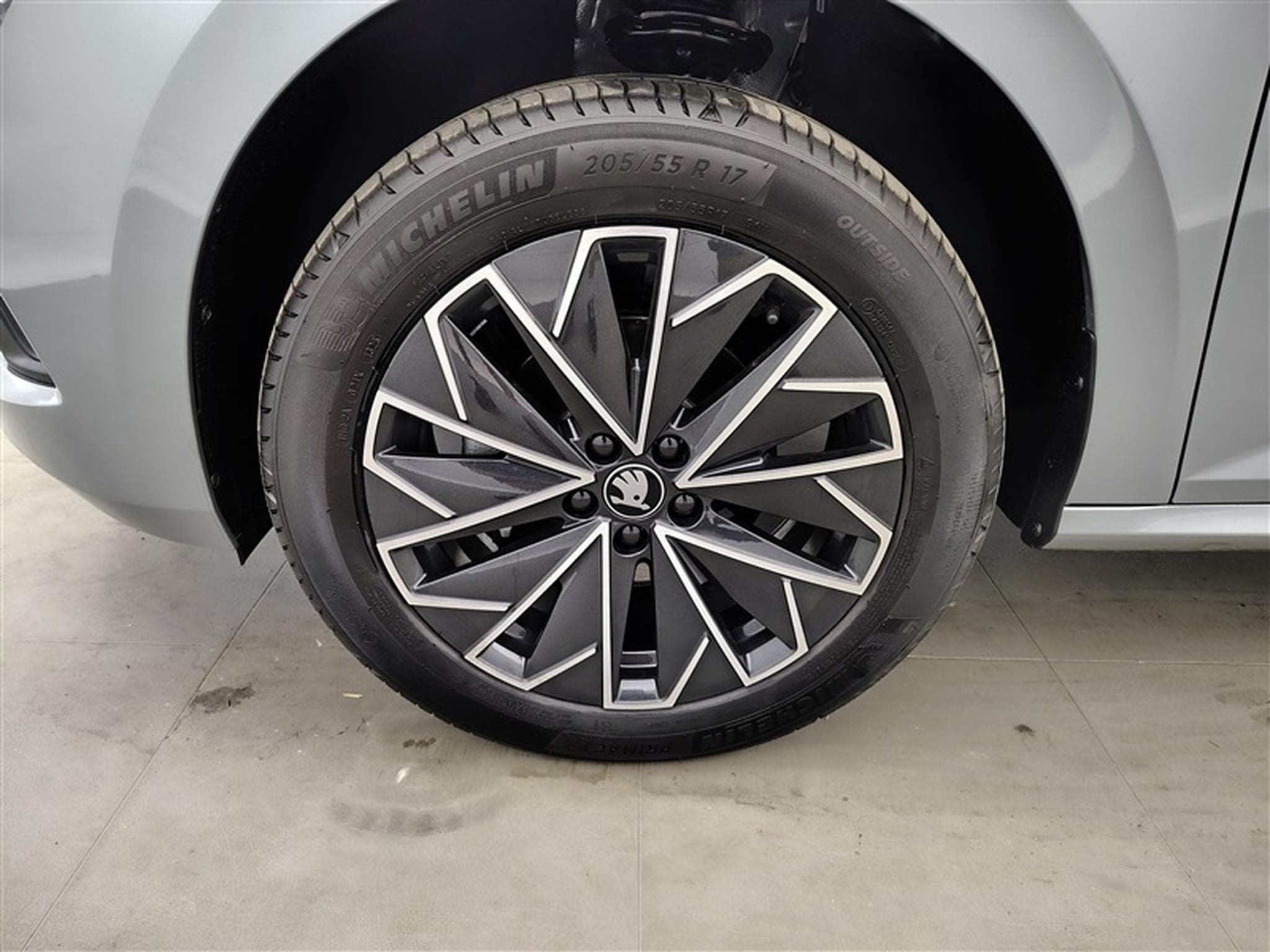Skoda Kamiq 1.0 TSI 115cv DSG Black Dots CARPLAY / CAMERA / FULL LED (2026) - Photo 6