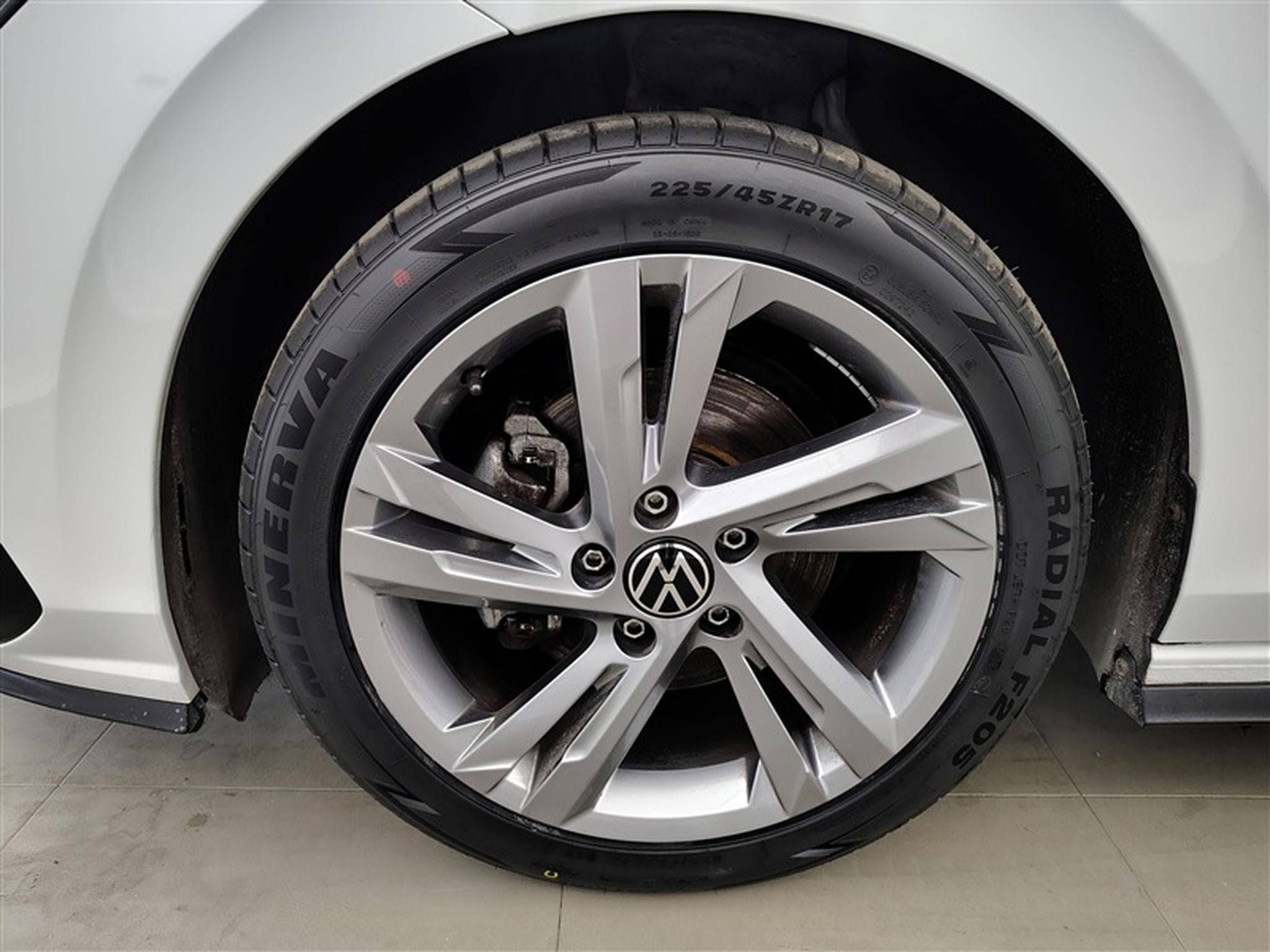 VW Golf 1.5 TSi 130Cv R-Line CARPLAY / FULL LED / ALU (2024) - Foto 6