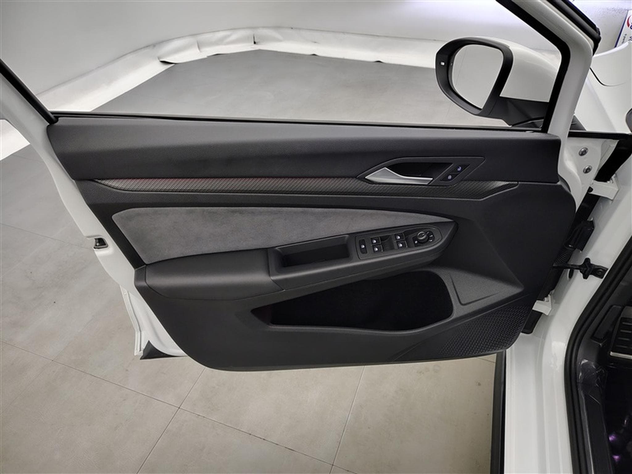 VW Golf 1.5 TSi 130Cv R-Line CARPLAY / FULL LED / ALU (2024) - Foto 17