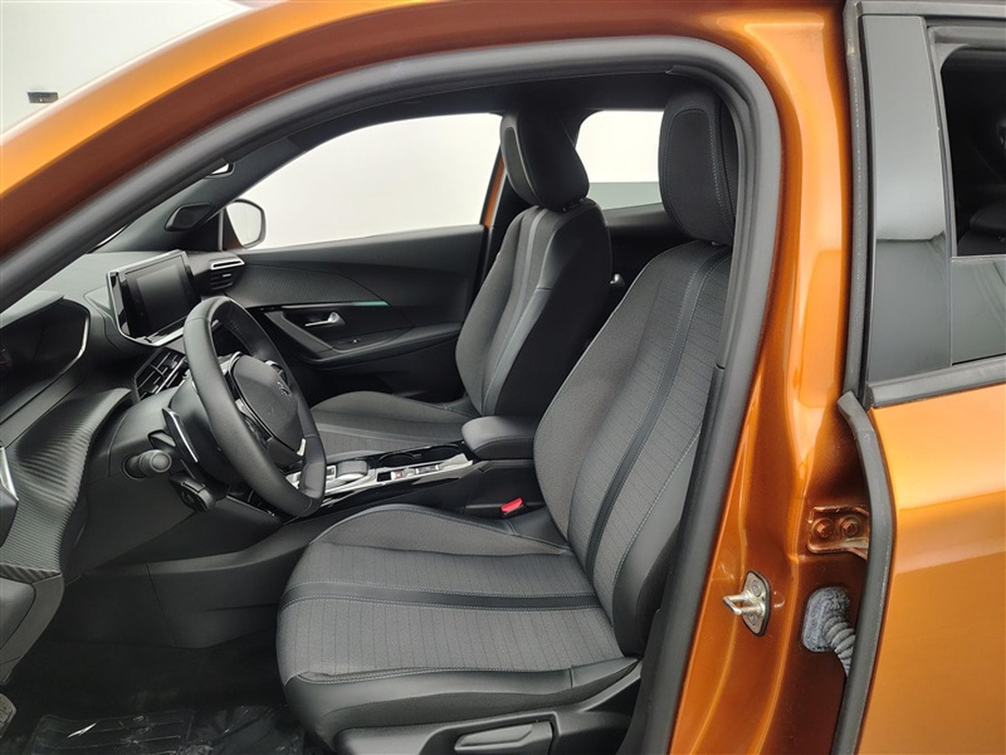 Peugeot 2008 1.2 PureTech 130Cv EAT8 Allure NAVI / CARPLAY / ALU (2023) - Foto 7