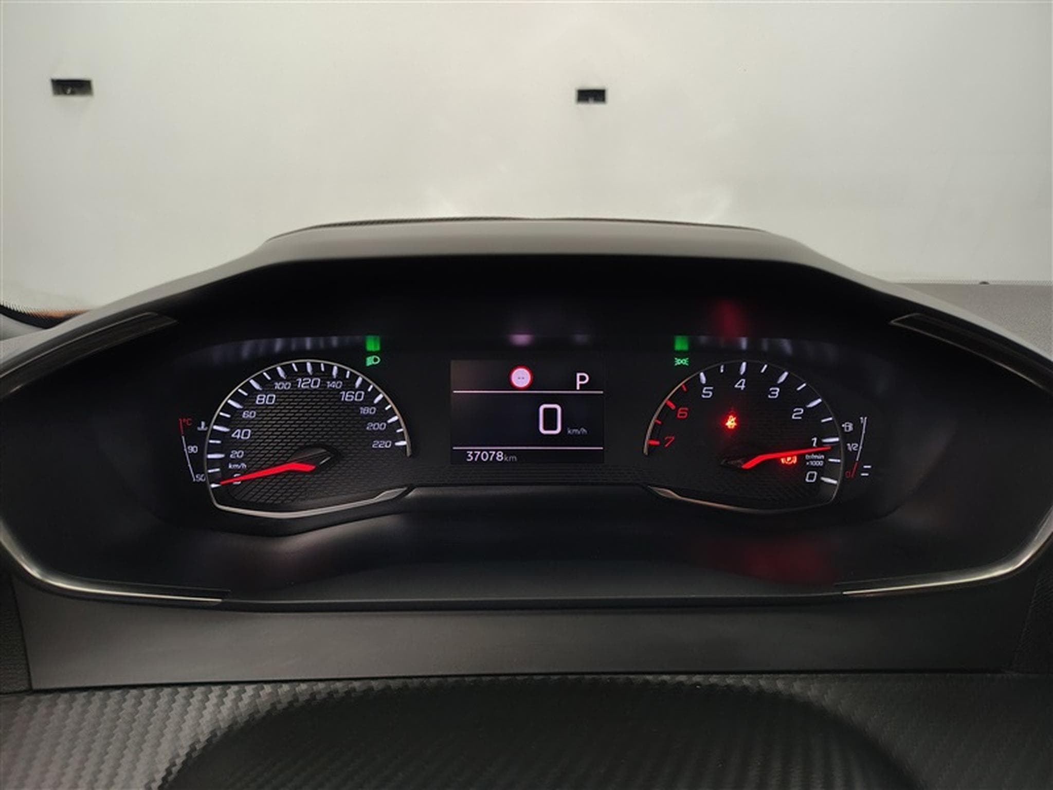 Peugeot 2008 1.2 PureTech 130Cv EAT8 Allure NAVI / CARPLAY / ALU (2023) - Foto 10