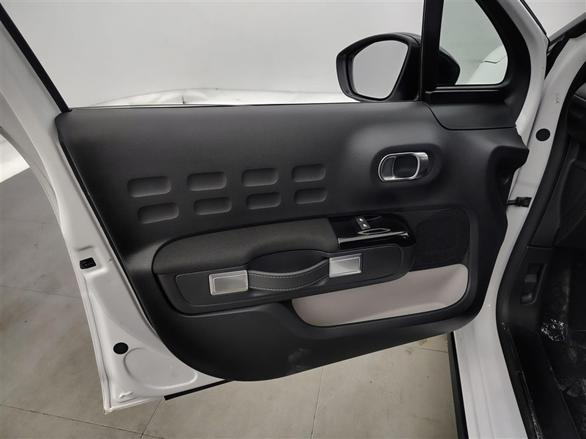 Citroen C3 1.2i PureTech Feel CARPLAY / FULL LED / PDC AR / JA 16" (2024) - Photo 16