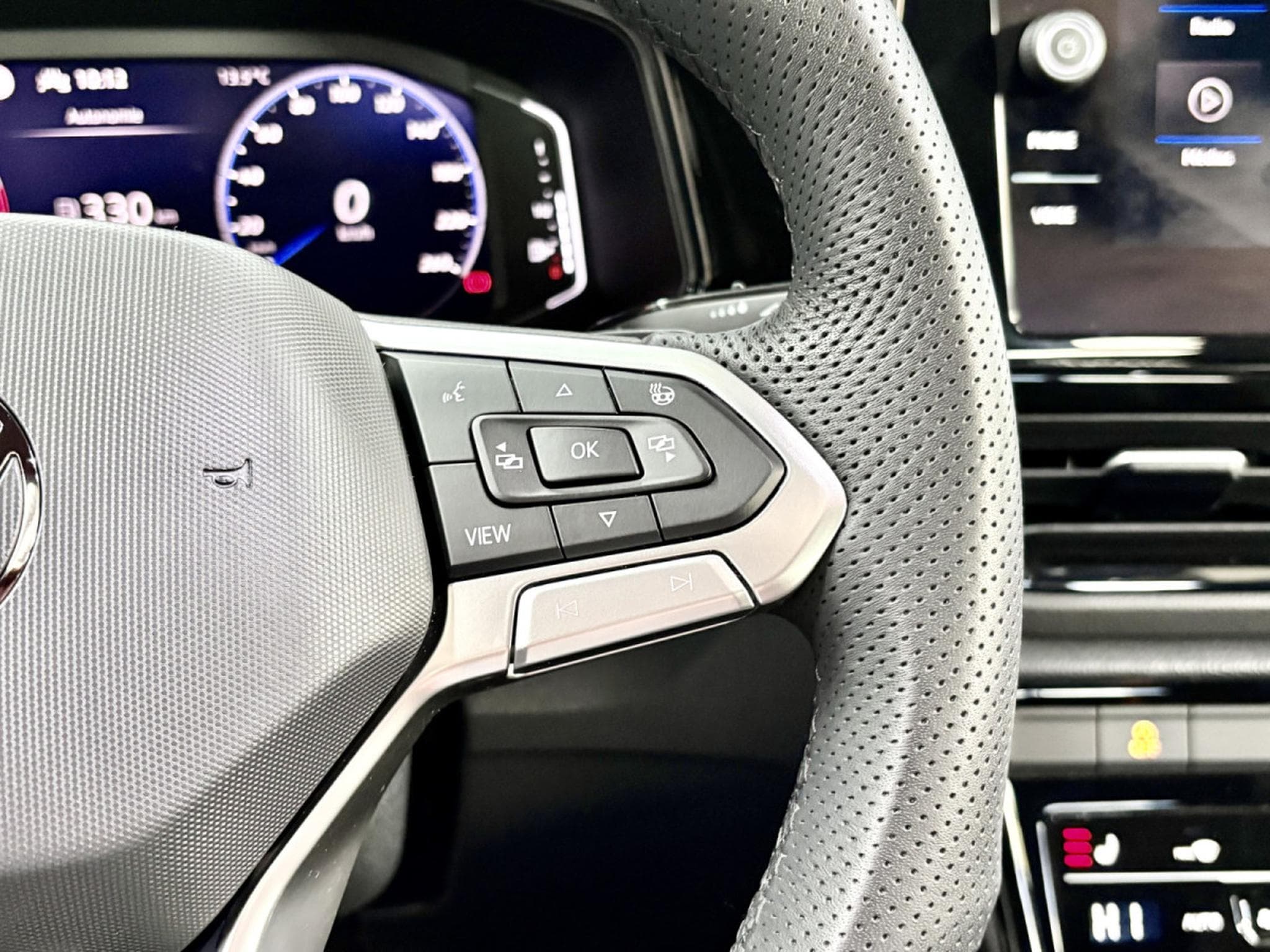VW T-Roc R-Line Black Edition 1.5 TSI 150 CV DSG7 *PANO* BLACK* CAM * (2025) - Photo 12