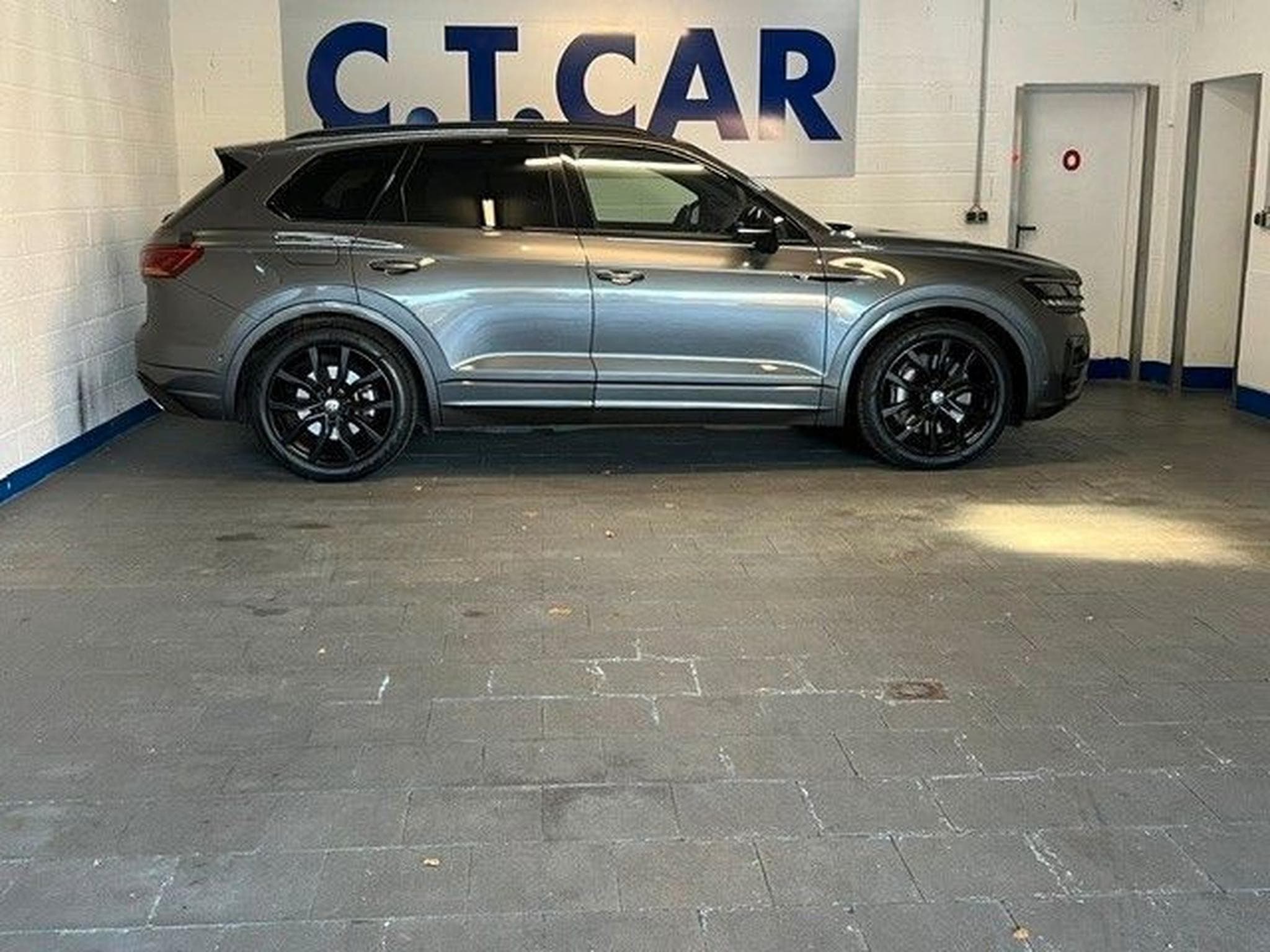 VW Touareg R eHybrid 4Motion-Pano-AHK-1Hand (2022) - Photo 2