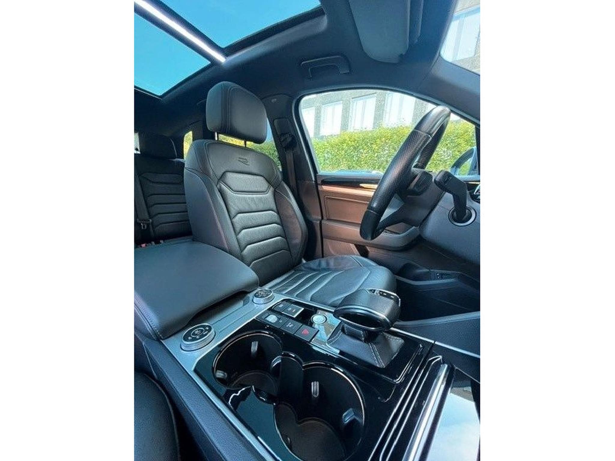 VW Touareg R eHybrid 4Motion-Pano-AHK-1Hand (2022) - Photo 8