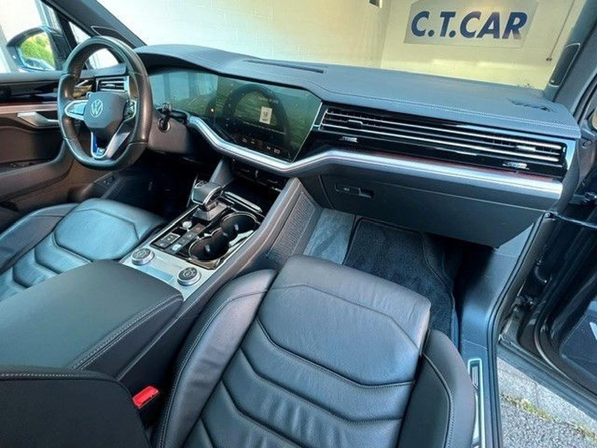 VW Touareg R eHybrid 4Motion-Pano-AHK-1Hand (2022) - Photo 5