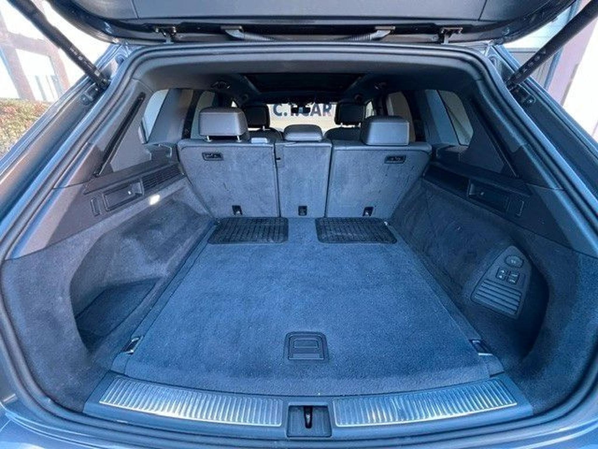 VW Touareg R eHybrid 4Motion-Pano-AHK-1Hand (2022) - Photo 9