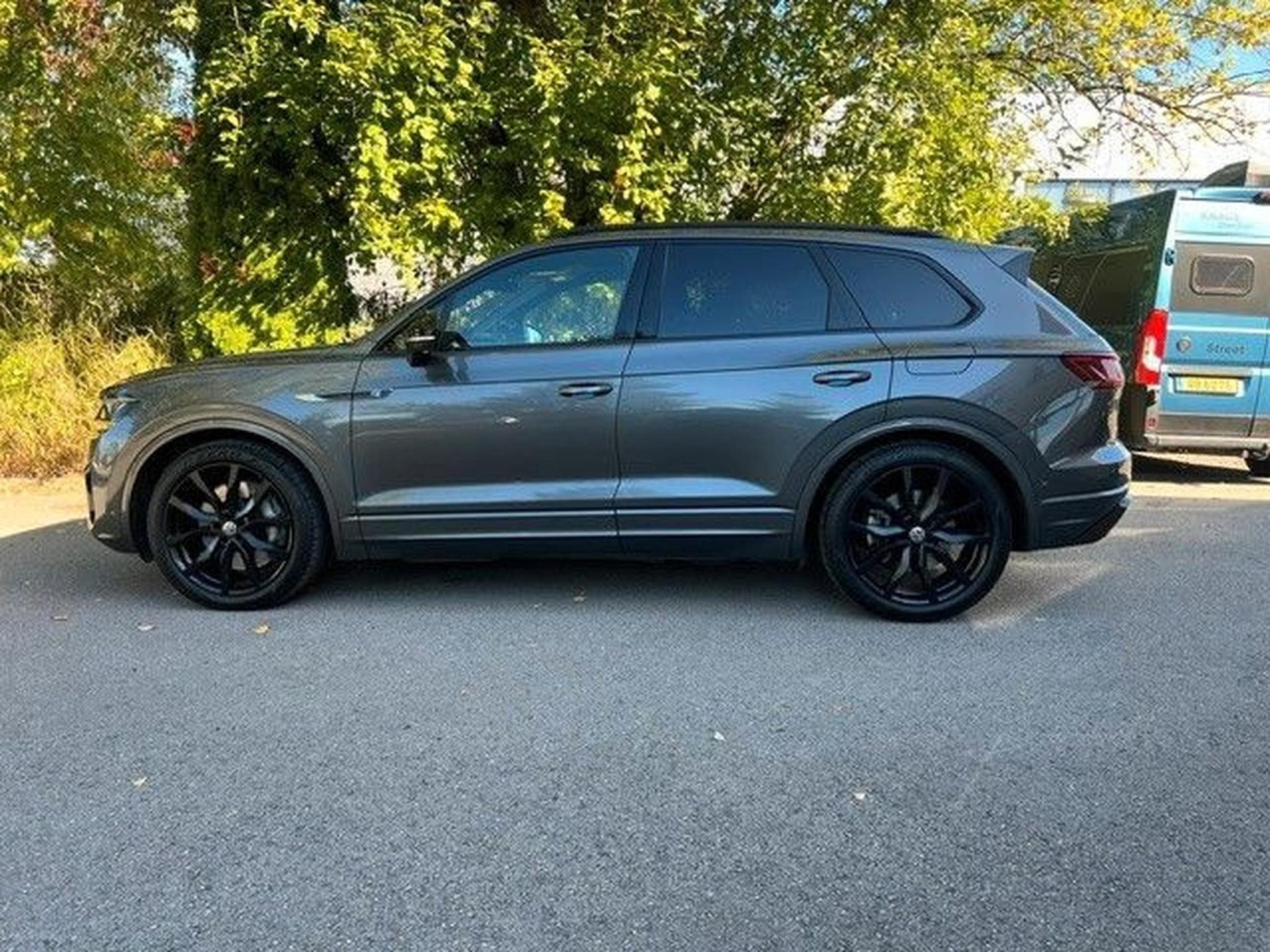 VW Touareg R eHybrid 4Motion-Pano-AHK-1Hand (2022) - Photo 14