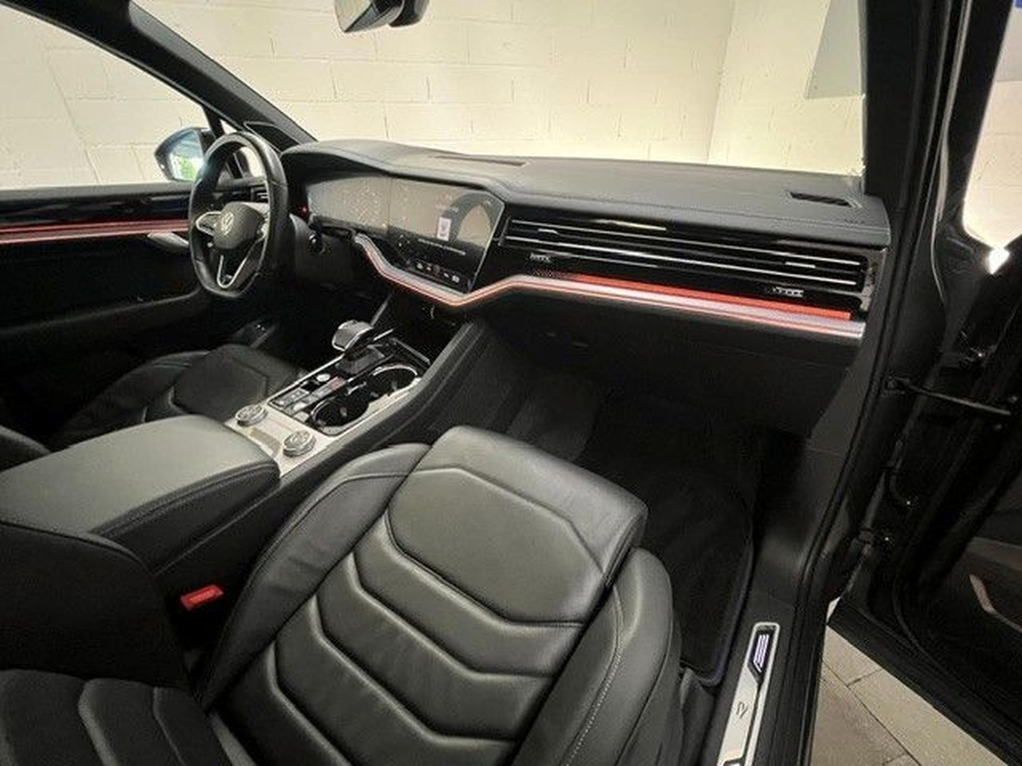 VW Touareg R eHybrid 4Motion-Pano-AHK-1Hand (2022) - Photo 18