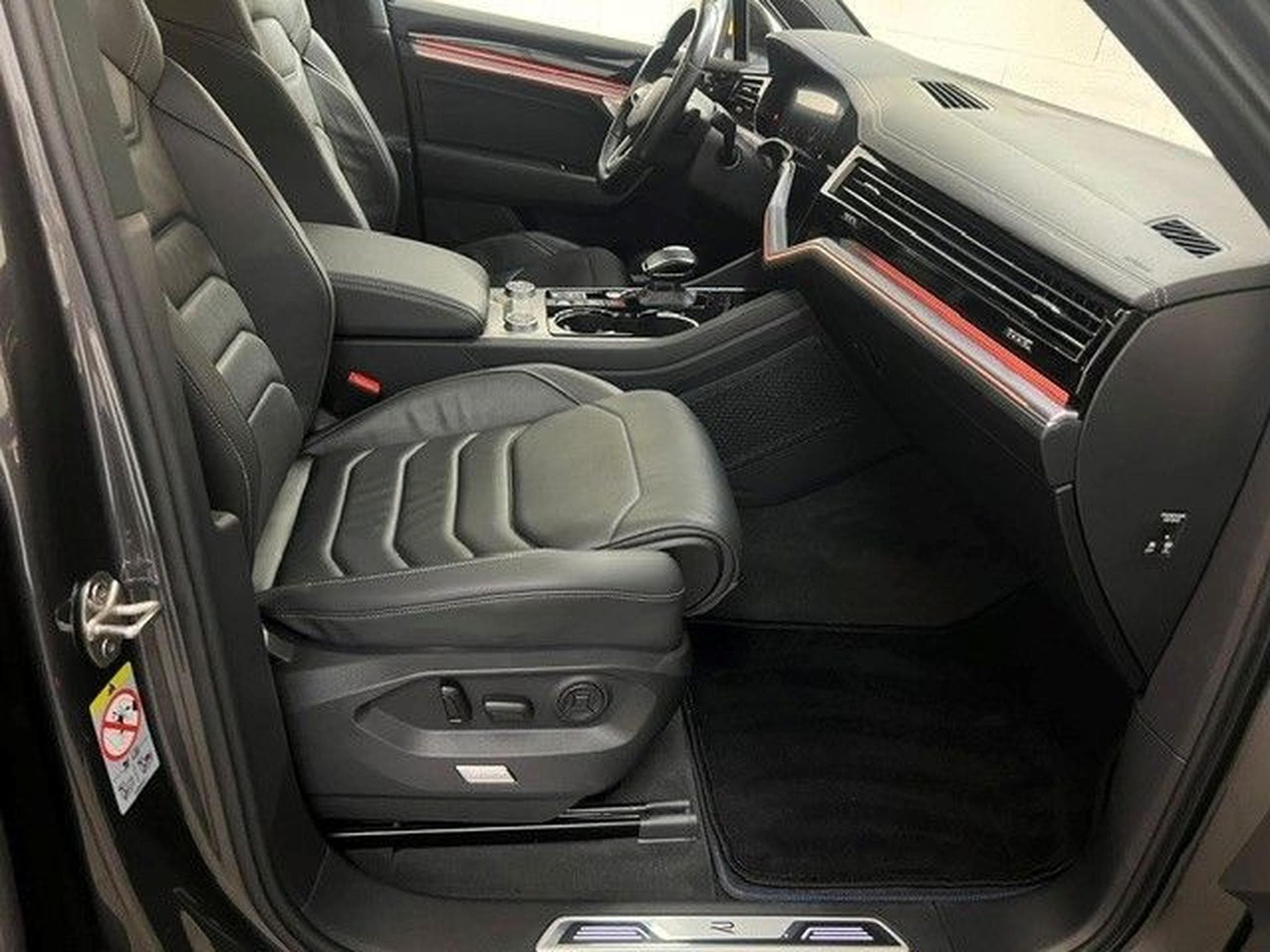 VW Touareg R eHybrid 4Motion-Pano-AHK-1Hand (2022) - Photo 20