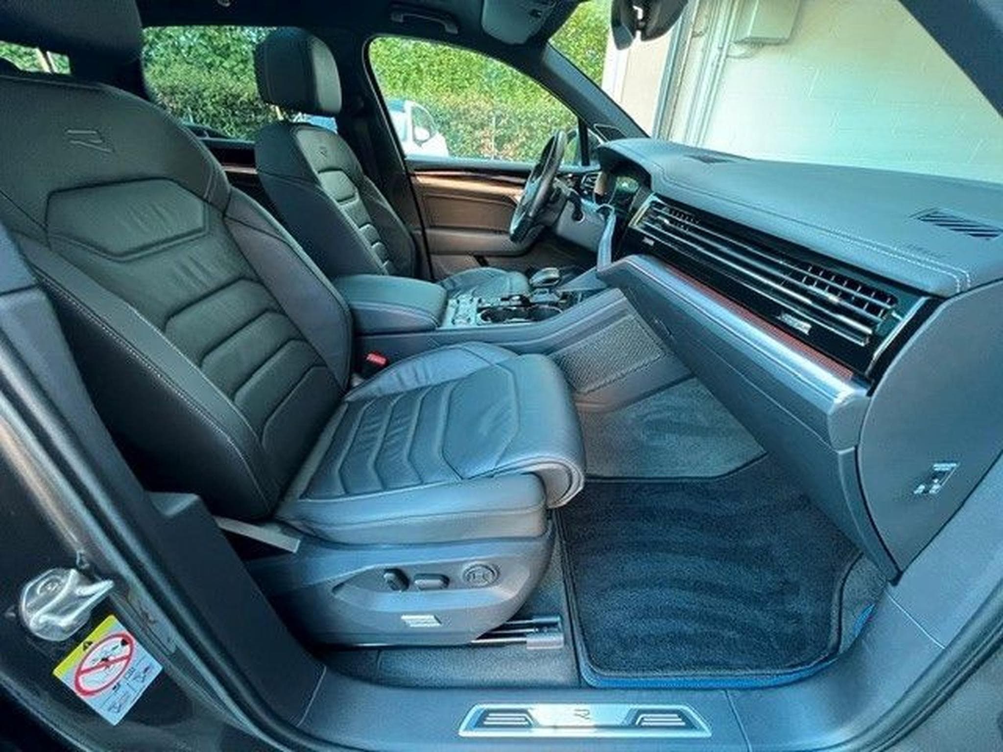 VW Touareg R eHybrid 4Motion-Pano-AHK-1Hand (2022) - Photo 22