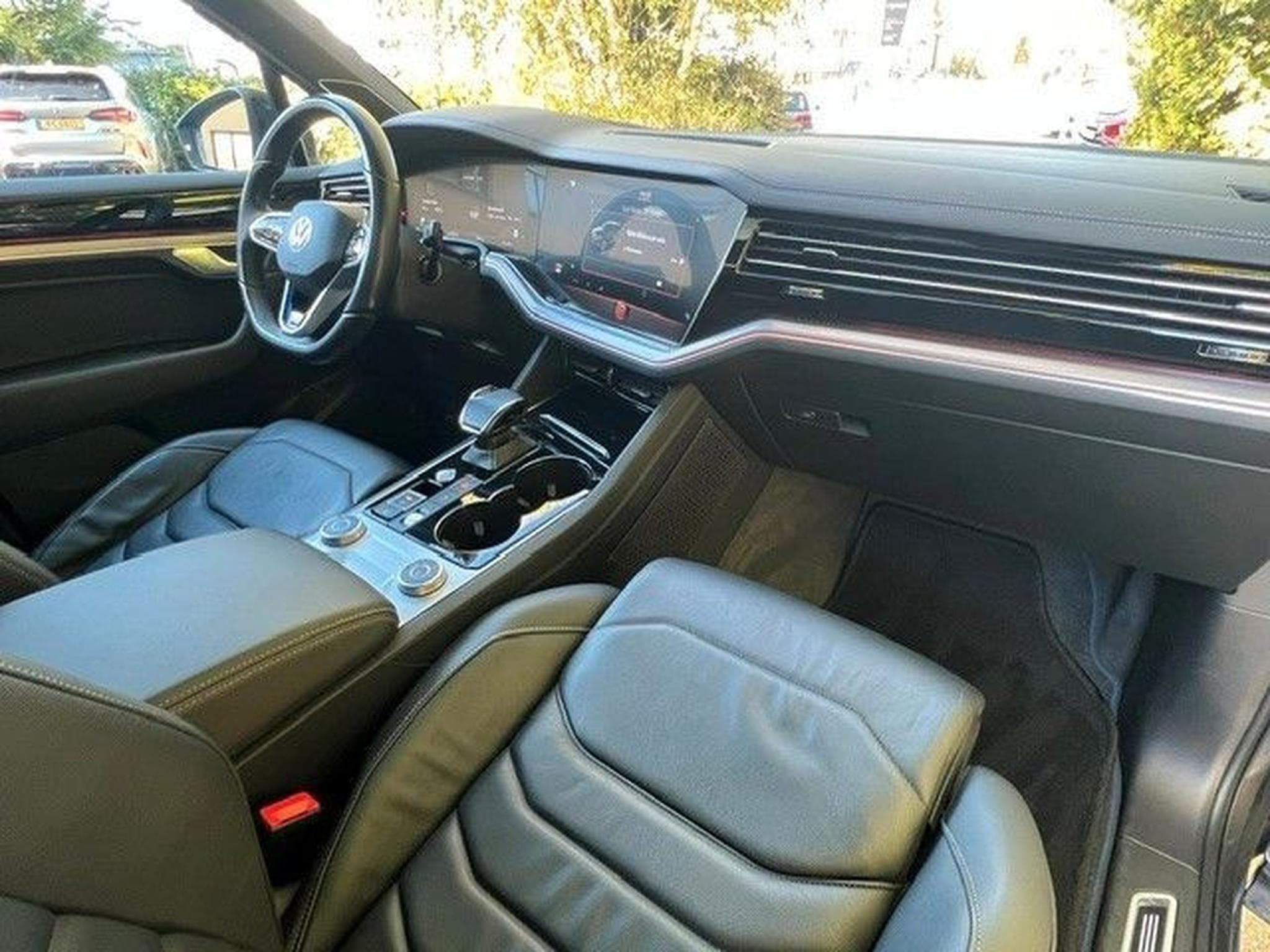 VW Touareg R eHybrid 4Motion-Pano-AHK-1Hand (2022) - Photo 24