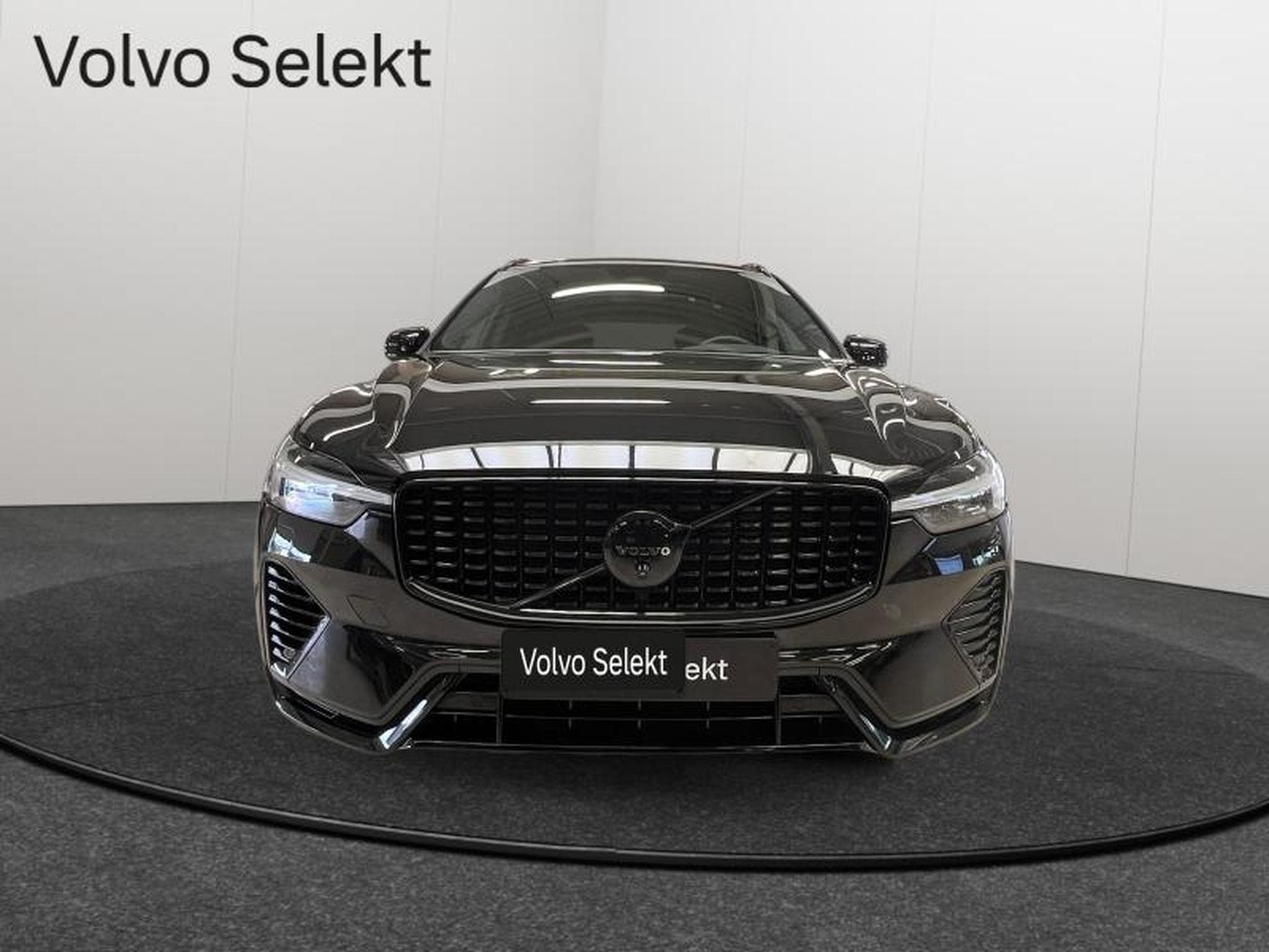 Volvo XC60 T6 Black Edition Plus TOIT PANO MARCHE PIEDS (2025) - Foto 4