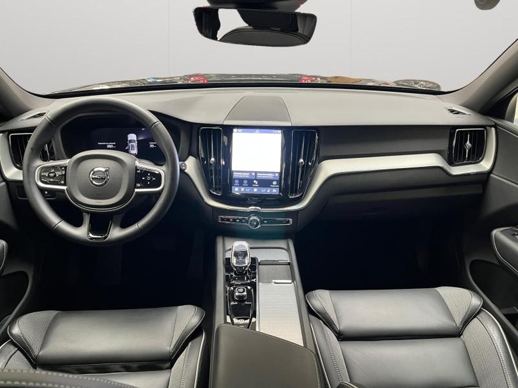 Volvo XC60 T6 Black Edition Plus TOIT PANO MARCHE PIEDS (2025) - Foto 3