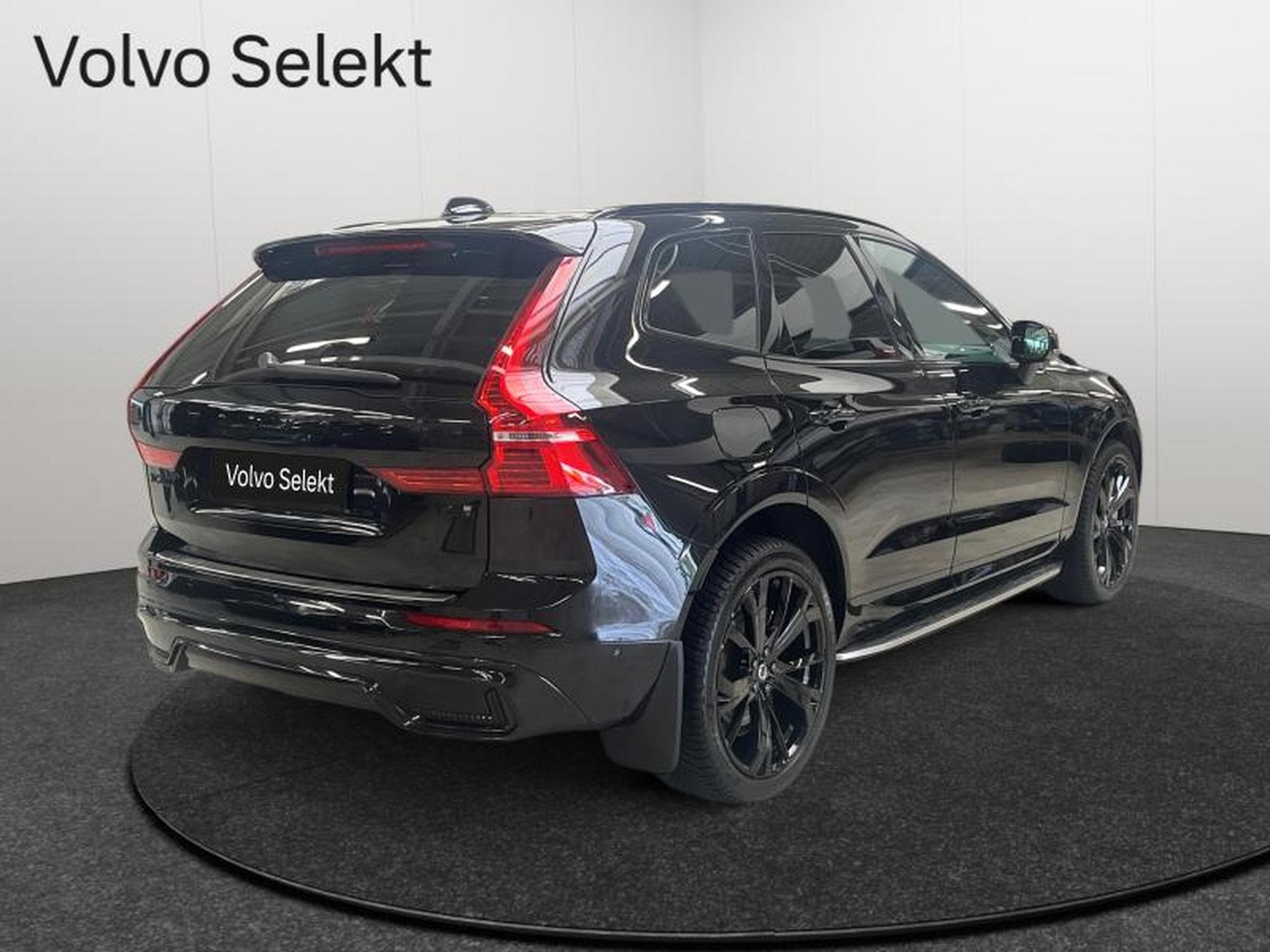 Volvo XC60 T6 Black Edition Plus TOIT PANO MARCHE PIEDS (2025) - Foto 2