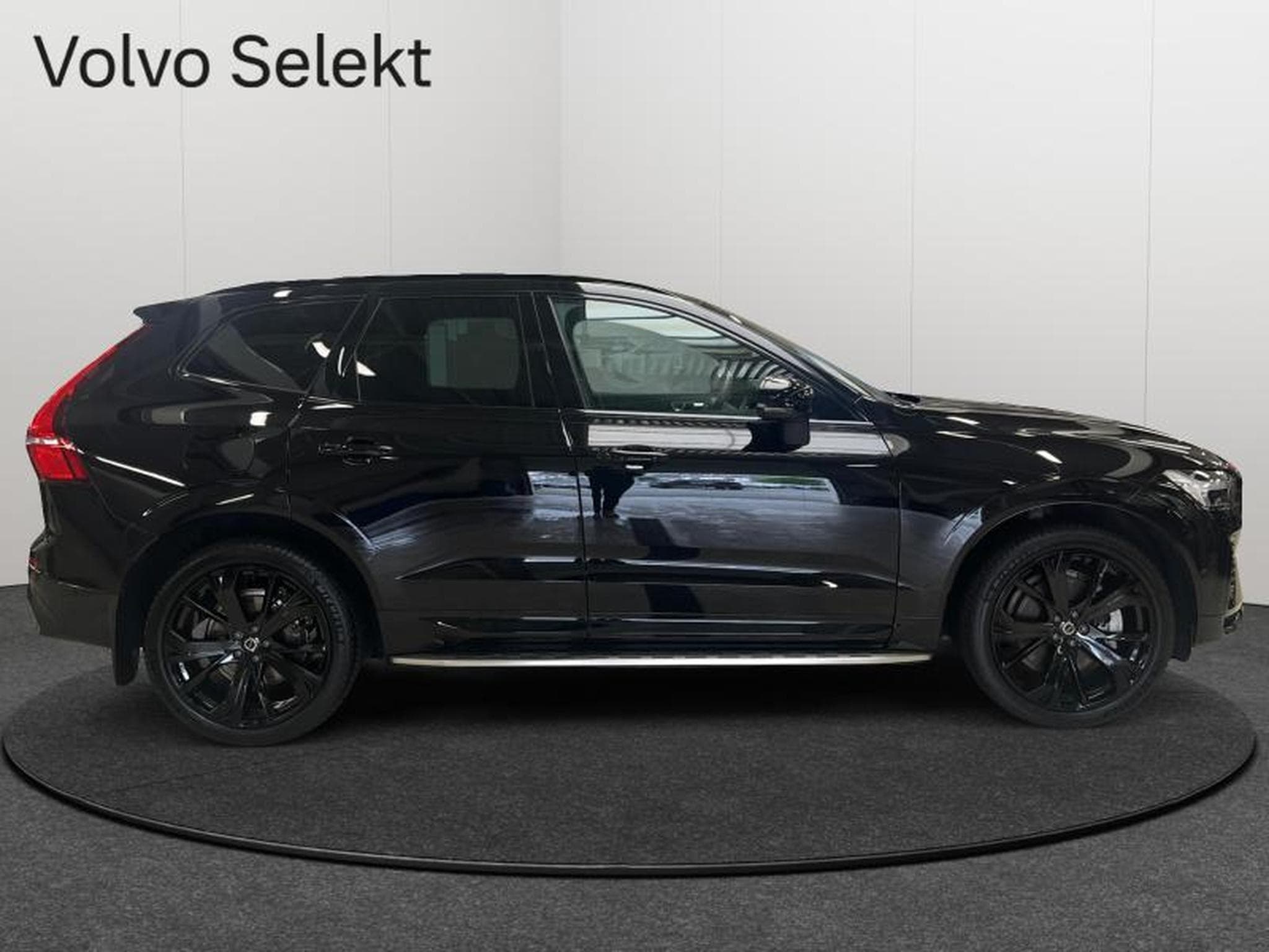 Volvo XC60 T6 Black Edition Plus TOIT PANO MARCHE PIEDS (2025) - Foto 6