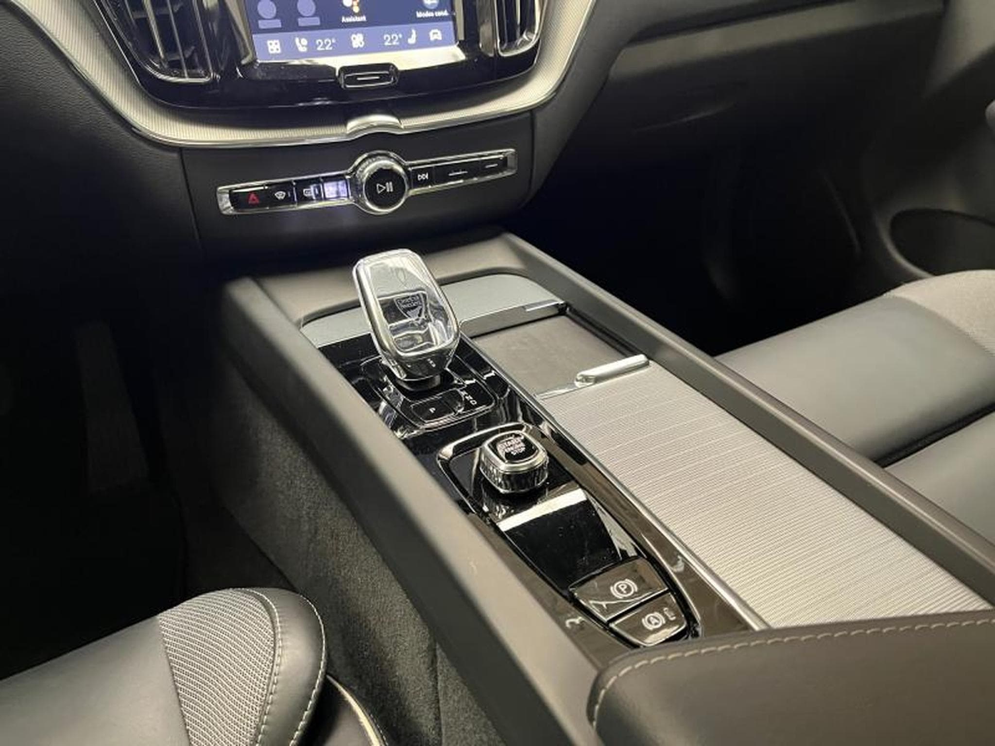 Volvo XC60 T6 Black Edition Plus TOIT PANO MARCHE PIEDS (2025) - Foto 10