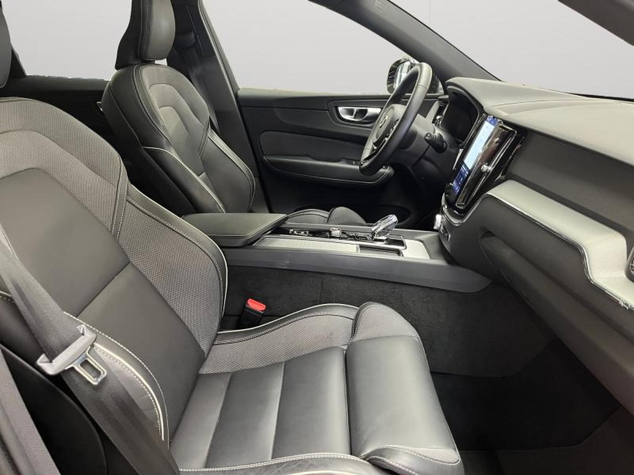 Volvo XC60 T6 Black Edition Plus TOIT PANO MARCHE PIEDS (2025) - Foto 24