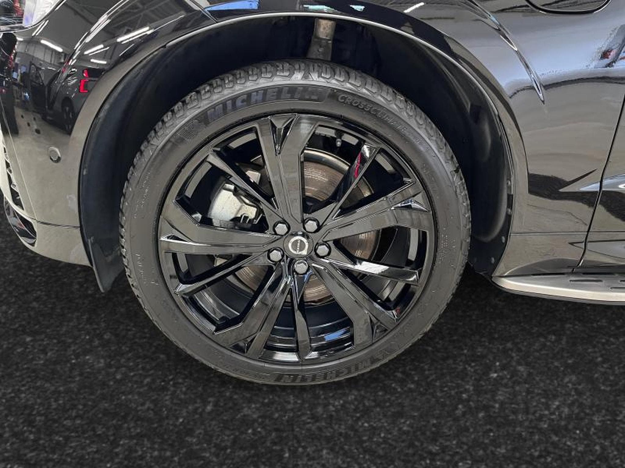Volvo XC60 T6 Black Edition Plus TOIT PANO MARCHE PIEDS (2025) - Foto 27